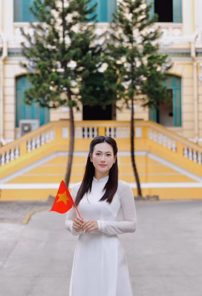 Phương Anh Đào tên đầy đủ là Đào Phương Anh Đào, sinh năm 1992 tại Bạc Liêu. Cô gây ấn tượng trong nhiều phim điện ảnh như Nhắm mắt thấy mùa hè, Em gái mưa, Bằng chứng vô hình, Chàng vợ của anh, Chiếm đoạt, Tro tàn rực rỡ… Đặc biệt, sau thành công của phim Mai, Phương Anh Đào được ưu ái với danh xưng "ngọc nữ trăm tỷ". Phương Anh Đào tên đầy đủ là Đào Phương Anh Đào, sinh năm 1992 tại Bạc Liêu. Cô gây ấn tượng trong nhiều phim điện ảnh như Nhắm mắt thấy mùa hè, Em gái mưa, Bằng chứng vô hình, Chàng vợ của anh, Chiếm đoạt, Tro tàn rực rỡ… Đặc biệt, sau thành công của phim Mai, Phương Anh Đào được ưu ái với danh xưng "ngọc nữ trăm tỷ".