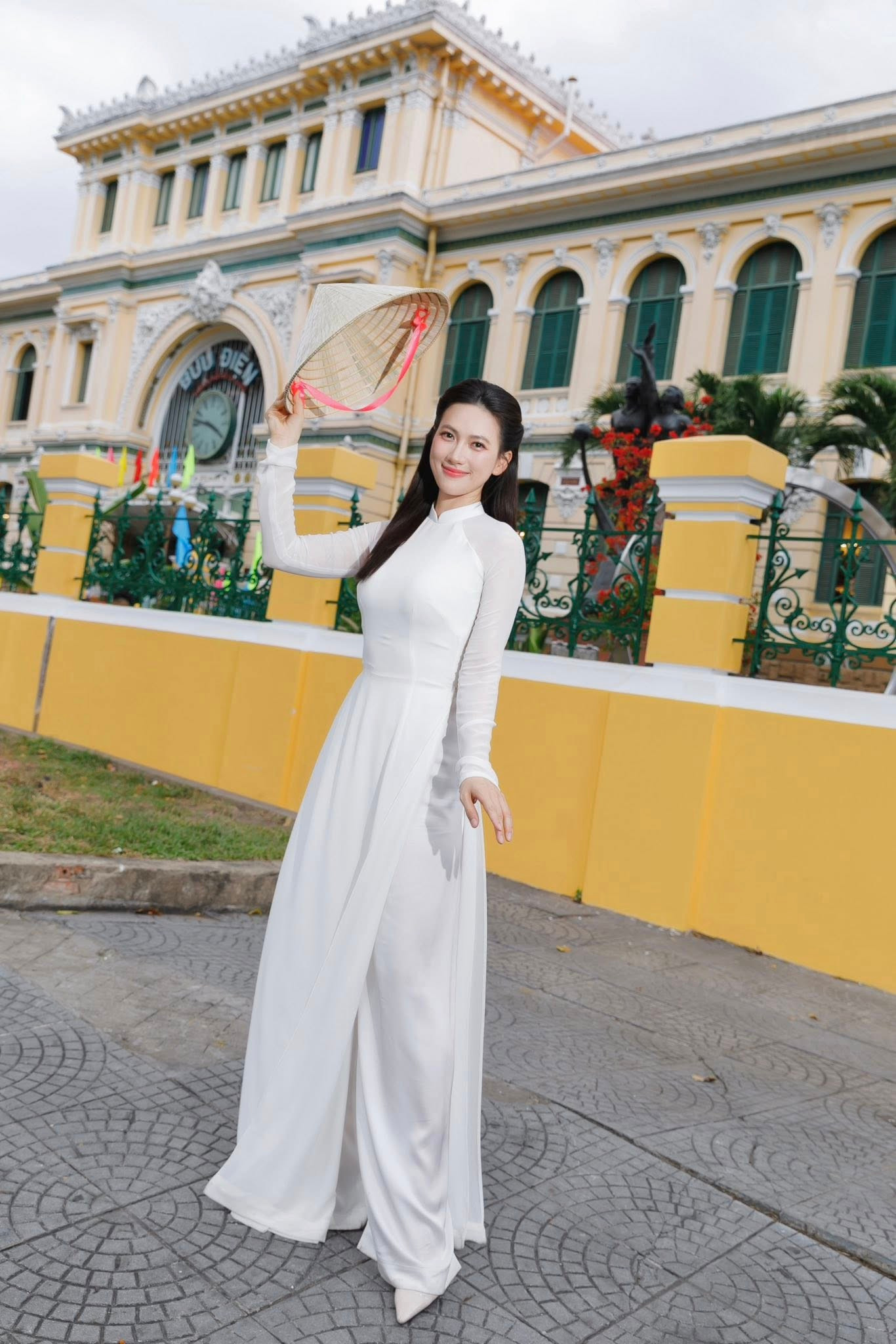 Phương Anh Đào tên đầy đủ là Đào Phương Anh Đào, sinh năm 1992 tại Bạc Liêu. Cô gây ấn tượng trong nhiều phim điện ảnh như Nhắm mắt thấy mùa hè, Em gái mưa, Bằng chứng vô hình, Chàng vợ của anh, Chiếm đoạt, Tro tàn rực rỡ… Đặc biệt, sau thành công của phim Mai, Phương Anh Đào được ưu ái với danh xưng "ngọc nữ trăm tỷ". Phương Anh Đào tên đầy đủ là Đào Phương Anh Đào, sinh năm 1992 tại Bạc Liêu. Cô gây ấn tượng trong nhiều phim điện ảnh như Nhắm mắt thấy mùa hè, Em gái mưa, Bằng chứng vô hình, Chàng vợ của anh, Chiếm đoạt, Tro tàn rực rỡ… Đặc biệt, sau thành công của phim Mai, Phương Anh Đào được ưu ái với danh xưng "ngọc nữ trăm tỷ".