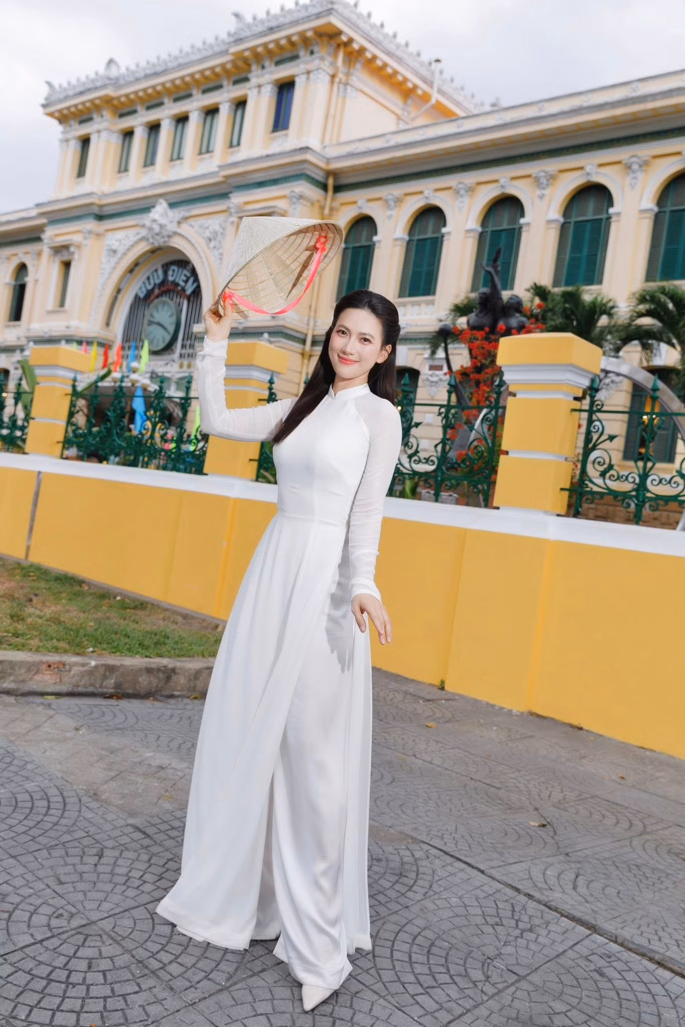 Phương Anh Đào tên đầy đủ là Đào Phương Anh Đào, sinh năm 1992 tại Bạc Liêu. Cô gây ấn tượng trong nhiều phim điện ảnh như Nhắm mắt thấy mùa hè, Em gái mưa, Bằng chứng vô hình, Chàng vợ của anh, Chiếm đoạt, Tro tàn rực rỡ… Đặc biệt, sau thành công của phim Mai, Phương Anh Đào được ưu ái với danh xưng "ngọc nữ trăm tỷ". Phương Anh Đào tên đầy đủ là Đào Phương Anh Đào, sinh năm 1992 tại Bạc Liêu. Cô gây ấn tượng trong nhiều phim điện ảnh như Nhắm mắt thấy mùa hè, Em gái mưa, Bằng chứng vô hình, Chàng vợ của anh, Chiếm đoạt, Tro tàn rực rỡ… Đặc biệt, sau thành công của phim Mai, Phương Anh Đào được ưu ái với danh xưng "ngọc nữ trăm tỷ".