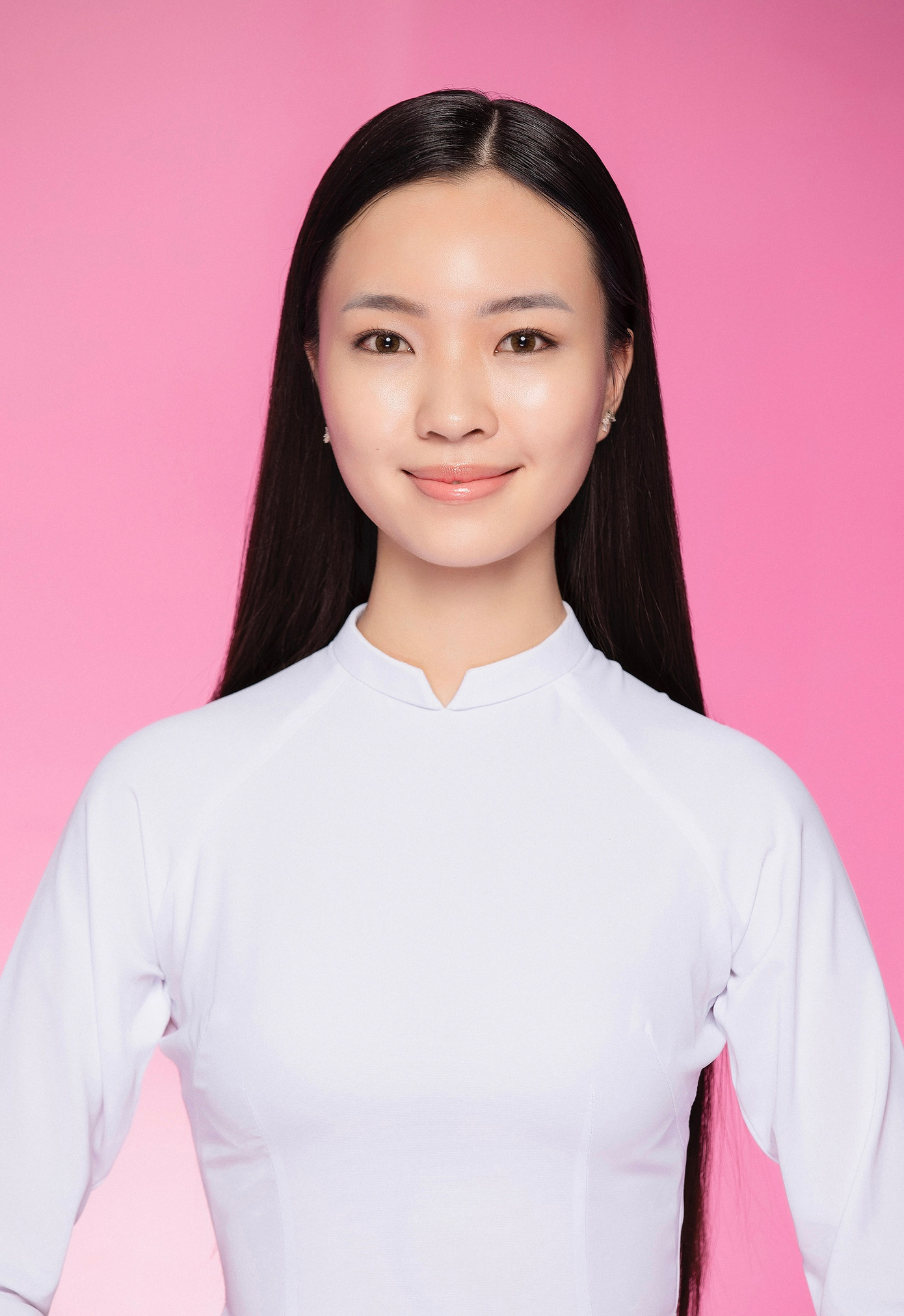 Trịnh Vũ Hồng Duyên sinh năm 2004, đến từ Thanh Hóa, sinh viên Đại học Anh Quốc Việt Nam. Đến với cuộc thi Hoa hậu Việt Nam 2024, Hồng Duyên mong muốn chinh phục ngôi vị cao nhất. Trần Thị Huyền Cơ sinh năm 2003, đến từ Nghệ An, sinh viên Đại học Tài chính - Marketing TP HCM. Cô là Á khôi cuộc thi Nét đẹp sinh viên Đại học Tài chính Marketing năm 2023.