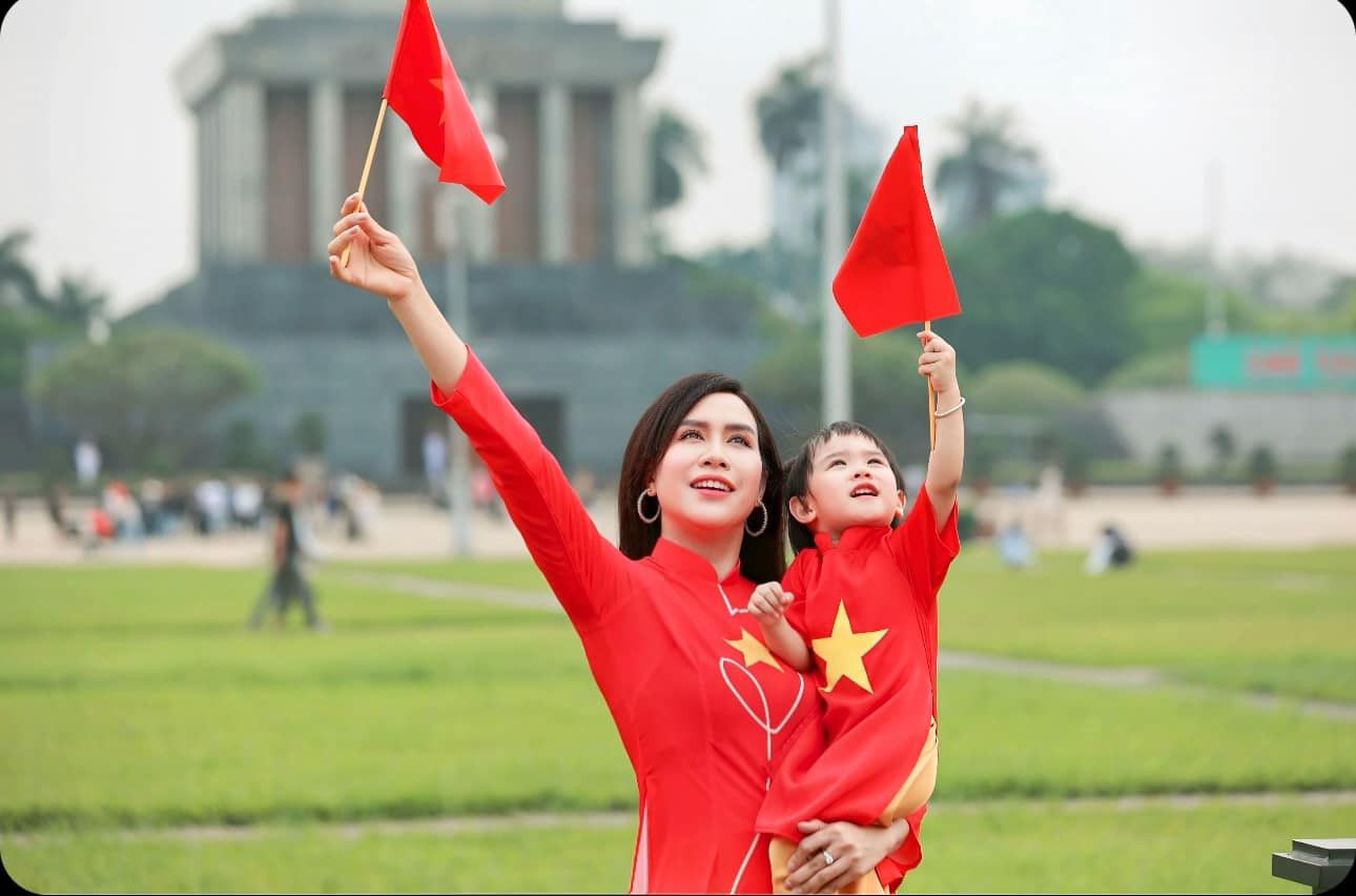 Trước dịp đại lễ 30/4, diễn viên Trúc Mai và con gái Minh Châu (tên thân mật là Vani) cùng thực hiện bộ ảnh trong trang phục áo dài đỏ, in hình cờ đỏ sao vàng. Cô viết: "Yêu nước không phải là trend/ Yêu nước nằm ở trong gen chúng mình/ Tự hào vì chúng ta là người Việt Nam". Trước dịp đại lễ 30/4, diễn viên Trúc Mai và con gái Minh Châu (tên thân mật là Vani) cùng thực hiện bộ ảnh trong trang phục áo dài đỏ, in hình cờ đỏ sao vàng. Cô viết: "Yêu nước không phải là trend/ Yêu nước nằm ở trong gen chúng mình/ Tự hào vì chúng ta là người Việt Nam".