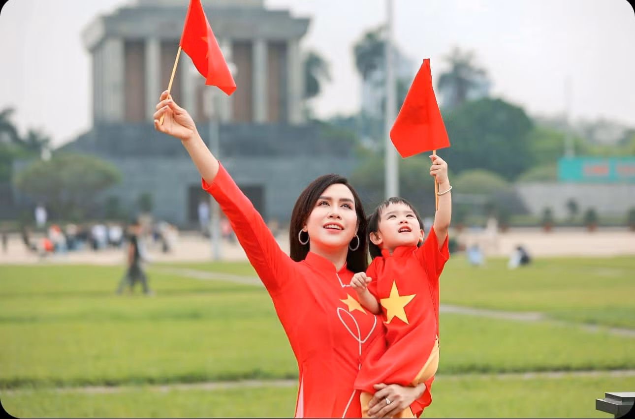 Trước dịp đại lễ 30/4, diễn viên Trúc Mai và con gái Minh Châu (tên thân mật là Vani) cùng thực hiện bộ ảnh trong trang phục áo dài đỏ, in hình cờ đỏ sao vàng. Cô viết: "Yêu nước không phải là trend/ Yêu nước nằm ở trong gen chúng mình/ Tự hào vì chúng ta là người Việt Nam". Trước dịp đại lễ 30/4, diễn viên Trúc Mai và con gái Minh Châu (tên thân mật là Vani) cùng thực hiện bộ ảnh trong trang phục áo dài đỏ, in hình cờ đỏ sao vàng. Cô viết: "Yêu nước không phải là trend/ Yêu nước nằm ở trong gen chúng mình/ Tự hào vì chúng ta là người Việt Nam".