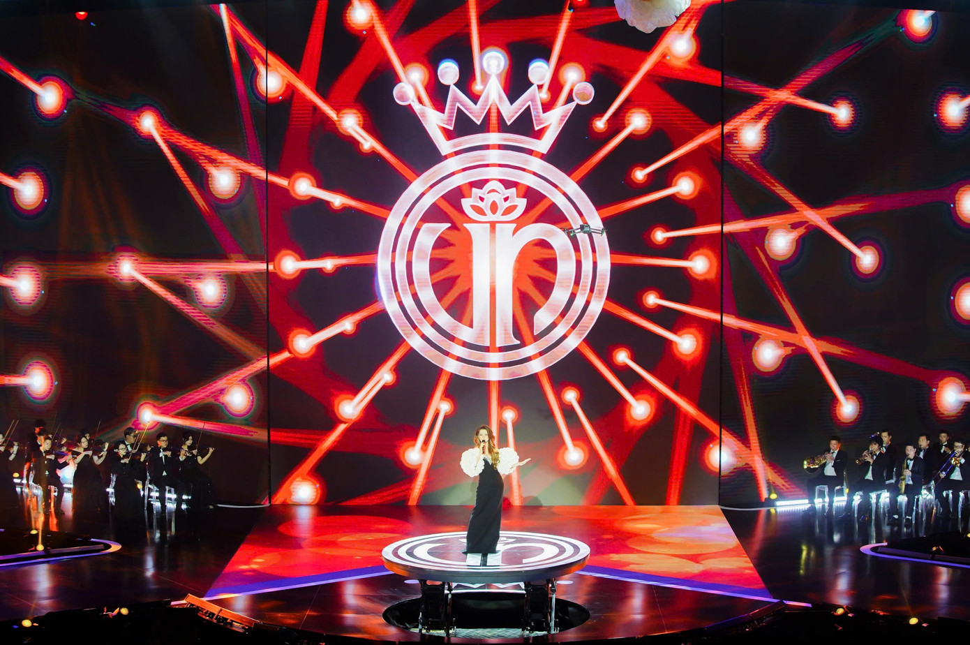 Nghệ sĩ biểu diễn và thí sinh luôn là nhân vật trung tâm, làm nổi bật sự hoành tráng và mãn nhãn của sân khấu. Nghệ sĩ biểu diễn và thí sinh luôn là nhân vật trung tâm, làm nổi bật sự hoành tráng và mãn nhãn của sân khấu.