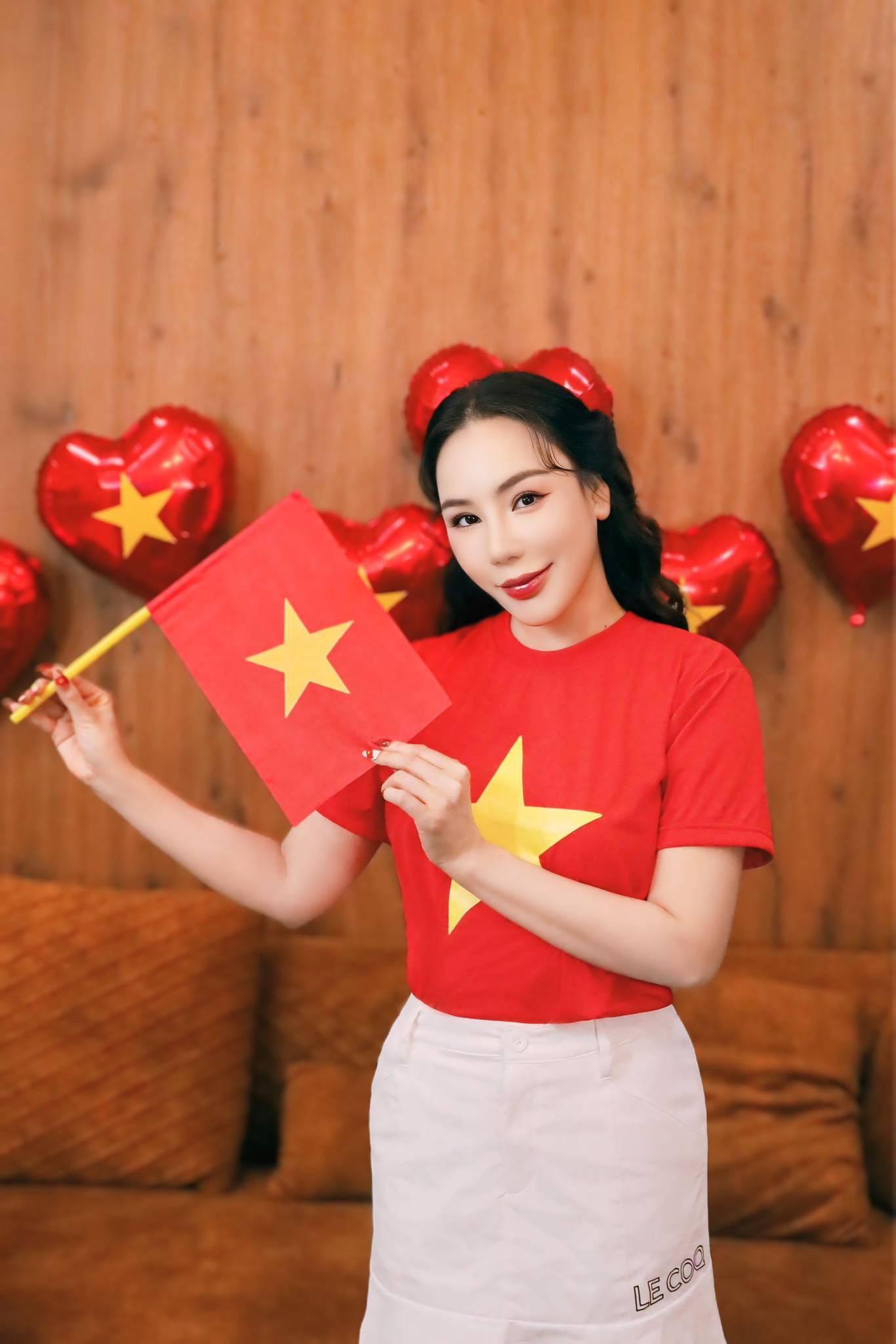 Ca sĩ Hồ Quỳnh Hương đăng tải hình mặc áo cờ đỏ sao vàng kèm chia sẻ: Hoà bình đẹp lắm/ Mừng ngày đất nước trọn niềm vui".