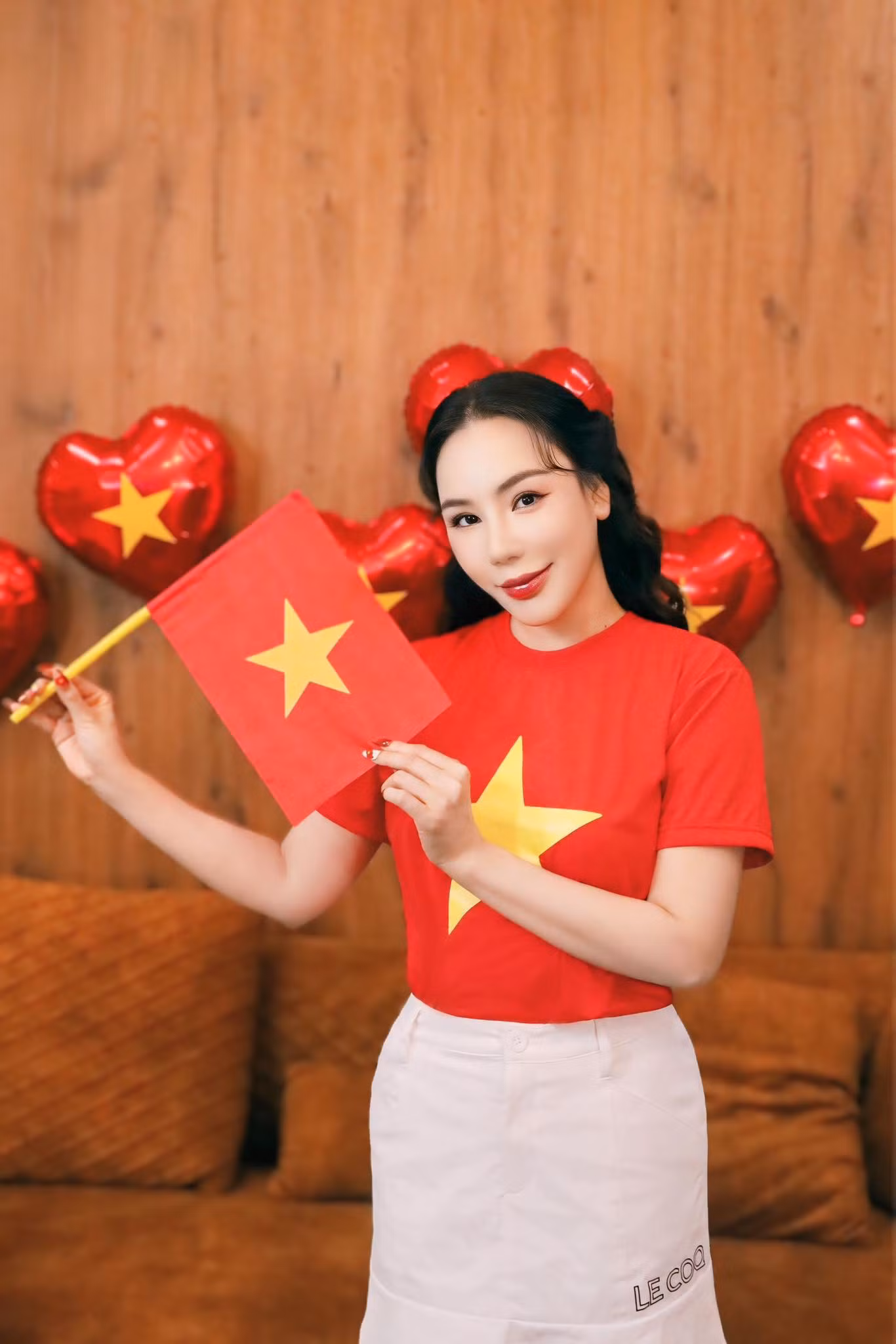 Ca sĩ Hồ Quỳnh Hương đăng tải hình mặc áo cờ đỏ sao vàng kèm chia sẻ: Hoà bình đẹp lắm/ Mừng ngày đất nước trọn niềm vui".