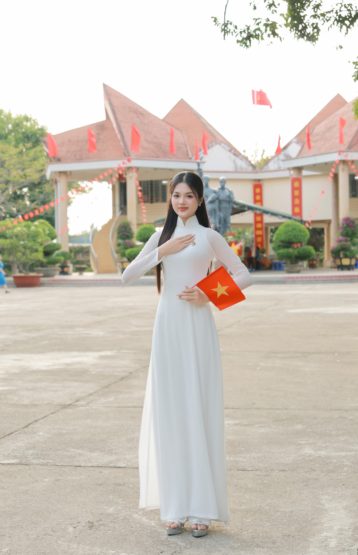 “Chỉ một vài bức hình trong dịp đại lễ nhưng là tất cả sự tự hào của tôi về 2 tiếng Kon Tum, về đất nước Việt Nam”, cô nói. “Chỉ một vài bức hình trong dịp đại lễ nhưng là tất cả sự tự hào của tôi về 2 tiếng Kon Tum, về đất nước Việt Nam”, cô nói.