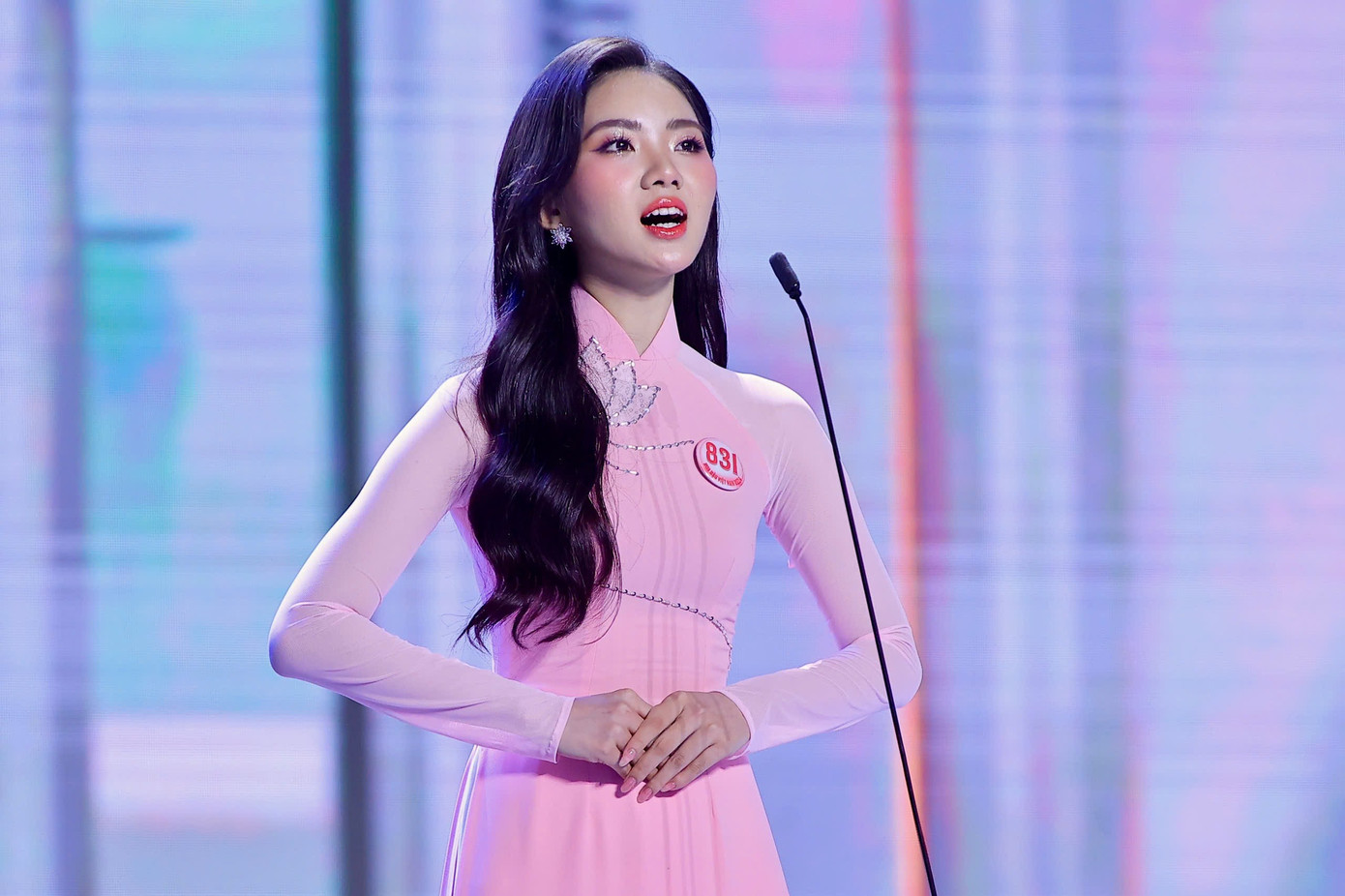 Thí sinh Trần Thị Hồng Hải, sinh năm 2004, đến từ Tuyên Quang, sinh viên Đại học Thương Mại Hà Nội. Thí sinh Trần Thị Hồng Hải, sinh năm 2004, đến từ Tuyên Quang, sinh viên Đại học Thương Mại Hà Nội.