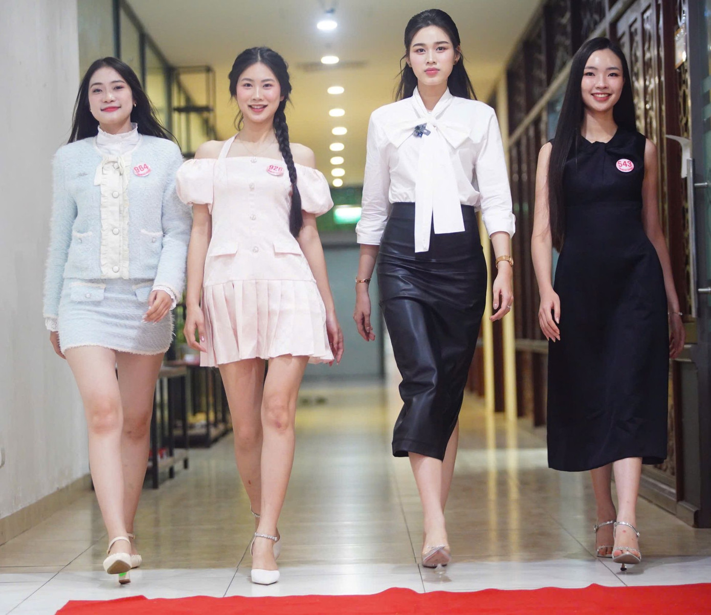 Tại hậu trường cuộc thi, Hoa hậu Đỗ Thị Hà đưa lời khuyên, góp ý để thí sinh tự tin bước vào Vòng Chung khảo. Hoa hậu Việt Nam 2020 cho biết chất lượng thí sinh năm nay đồng đều. Đây là bài toán khó cho Ban giám khảo khi chọn ra cô gái xứng đáng với ngôi vị cao nhất.