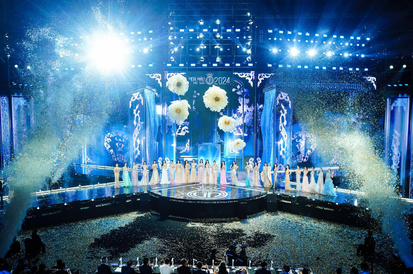 "Sân khấu lựa chọn hình ảnh của Hoàng Thành làm cảm hứng chủ đạo. Ngoài ra, ê-kíp sử dụng nhiều ẩn ý, điển hình như lấy 4 con đường tựu chung về giữa, biểu tượng 4 trụ cột của cuộc thi là: Sắc đẹp - Trí tuệ - Văn hóa - Cống hiến", đạo diễn sân khấu chia sẻ. "Sân khấu lựa chọn hình ảnh của Hoàng Thành làm cảm hứng chủ đạo. Ngoài ra, ê-kíp sử dụng nhiều ẩn ý, điển hình như lấy 4 con đường tựu chung về giữa, biểu tượng 4 trụ cột của cuộc thi là: Sắc đẹp - Trí tuệ - Văn hóa - Cống hiến", đạo diễn sân khấu chia sẻ.