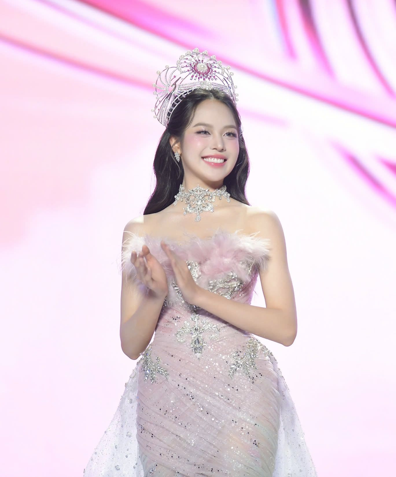 Với sự nỗ lực không ngừng nghỉ, Thanh Thủy tiếp tục giành vương miện Miss International 2024. Cô là Hoa hậu Việt Nam đầu tiên tham gia đấu trường nhan sắc này và cũng là Hoa hậu Việt Nam đầu tiên đăng quang.