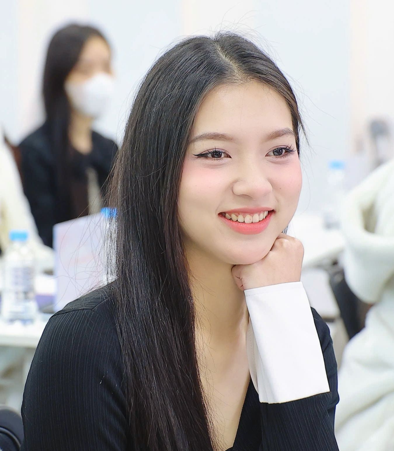 Sau khi được giới thiệu kiến thức nền cơ bản, MC, BTV Đỗ Ngọc Sơn cho các thí sinh thực hiện thử thách chia sẻ châm ngôn sống và thuyết trình về từ khóa ngẫu nhiên.