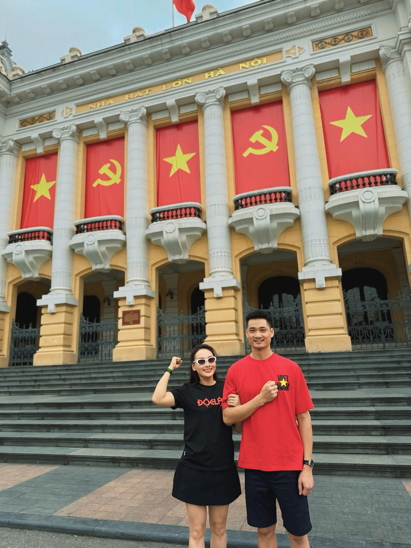 Bảo Thanh và chồng đánh dấu kỳ nghỉ lễ 30/4-1/5 bằng hình ảnh check-in tại Nhà hát Lớn Hà Nội.