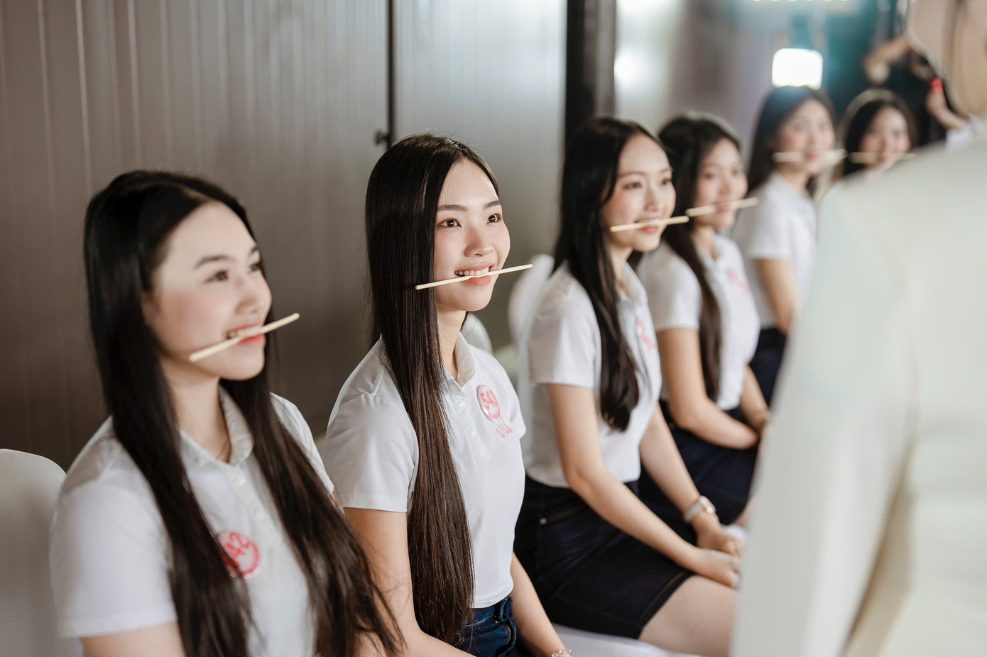 Buổi đào tạo nhằm giúp thí sinh tự tin hơn khi xuất hiện trước công chúng và ban giám khảo, đồng thời nâng cao khả năng thể hiện bản thân trên sân khấu.