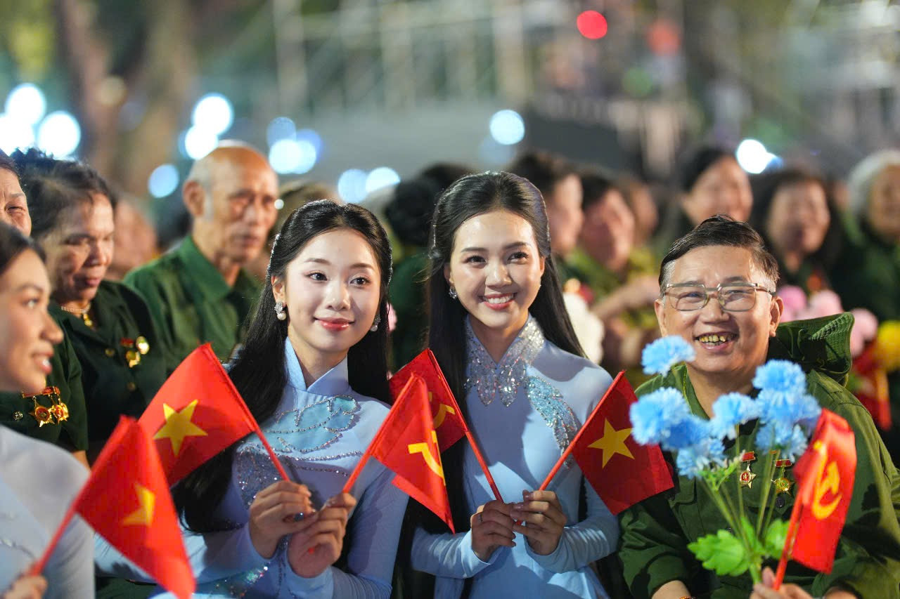 Tối 27/4, cầu truyền hình Vang mãi khúc khải hoàn được tổ chức tại 3 điểm cầu mang tính biểu tượng trên cả nước gồm Công viên Thống Nhất (Hà Nội), Khu vực Đôi bờ Hiền Lương - Bến Hải (Quảng Trị) và Công viên Bờ sông Sài Gòn (TPHCM).