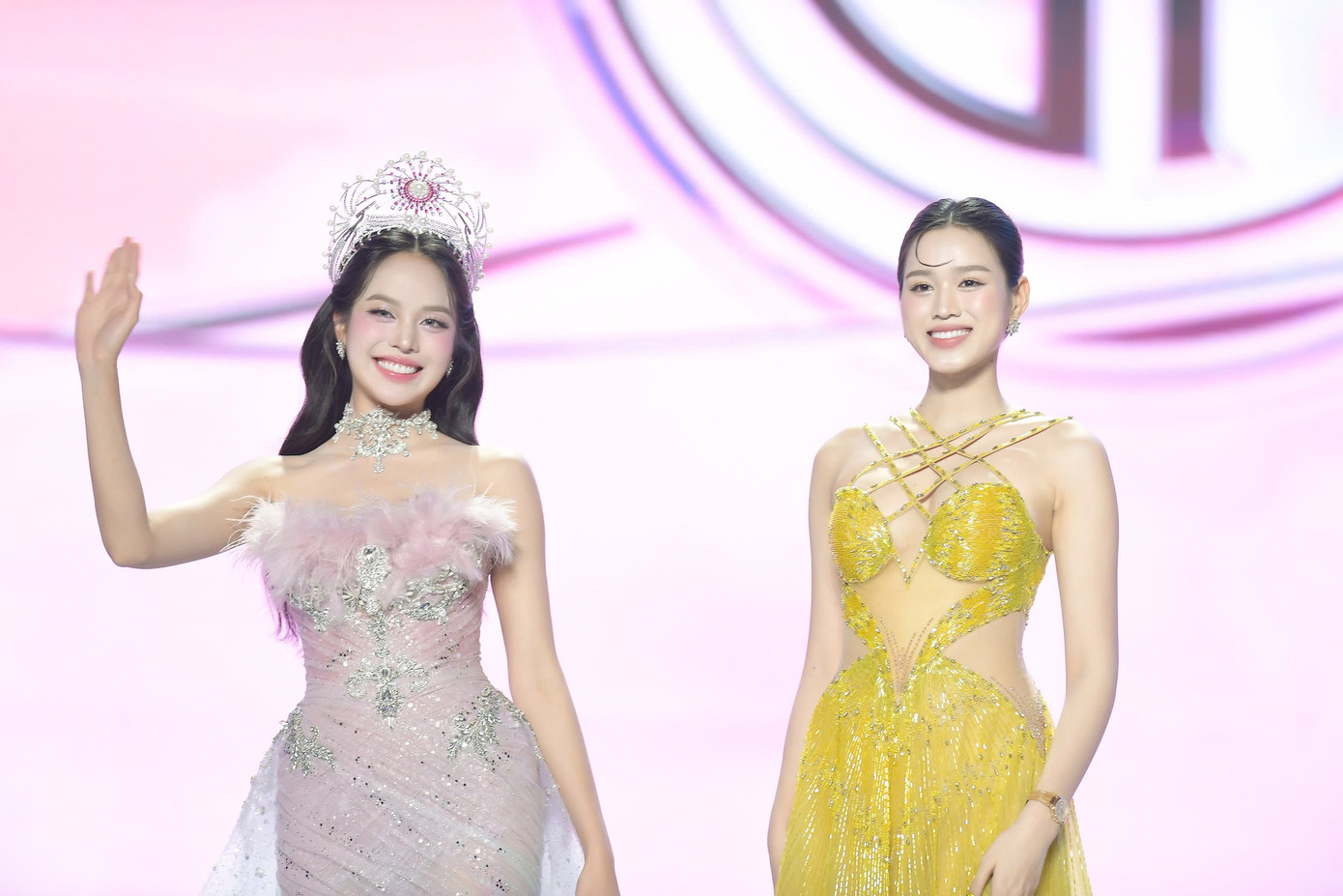 Hoa hậu Huỳnh Thị Thanh Thủy và Đỗ Thị Hà xuất hiện ngay phần mở màn chung khảo Hoa hậu Việt Nam 2024. Ảnh: Trọng Tài. Hoa hậu Huỳnh Thị Thanh Thủy và Đỗ Thị Hà xuất hiện ngay phần mở màn chung khảo Hoa hậu Việt Nam 2024. Ảnh: Trọng Tài.