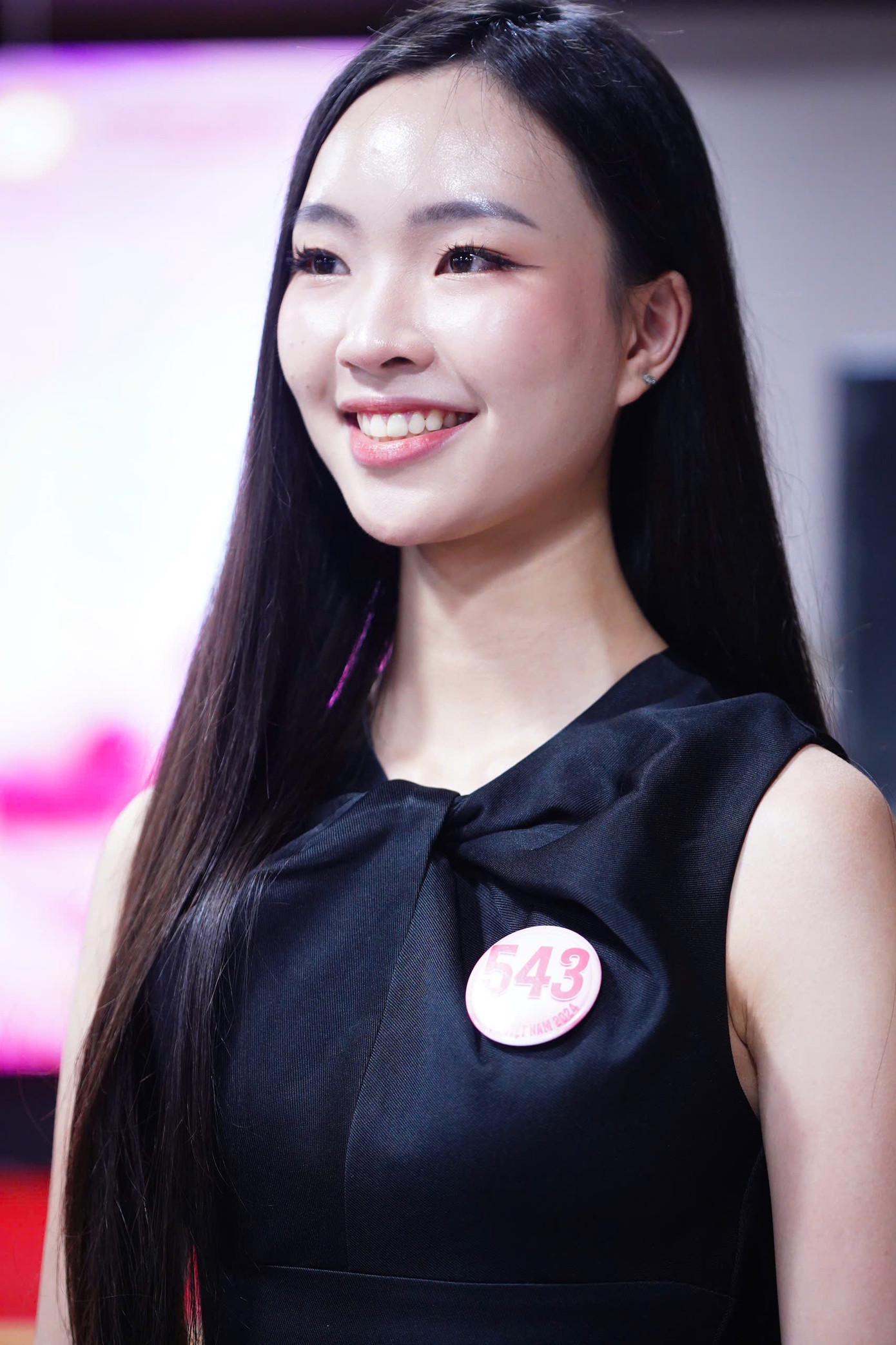 Trịnh Vũ Hồng Duyên sinh năm 2004, sinh viên Đại học Anh Quốc Việt Nam. Hồng Duyên nói cô được truyền cảm hứng từ Hoa hậu Đỗ Thị Hà. Câu chuyện về sự nỗ lực, kiên trì và tinh thần không ngừng vươn lên của đàn chị giúp cô có thêm động lực theo đuổi ước mơ.