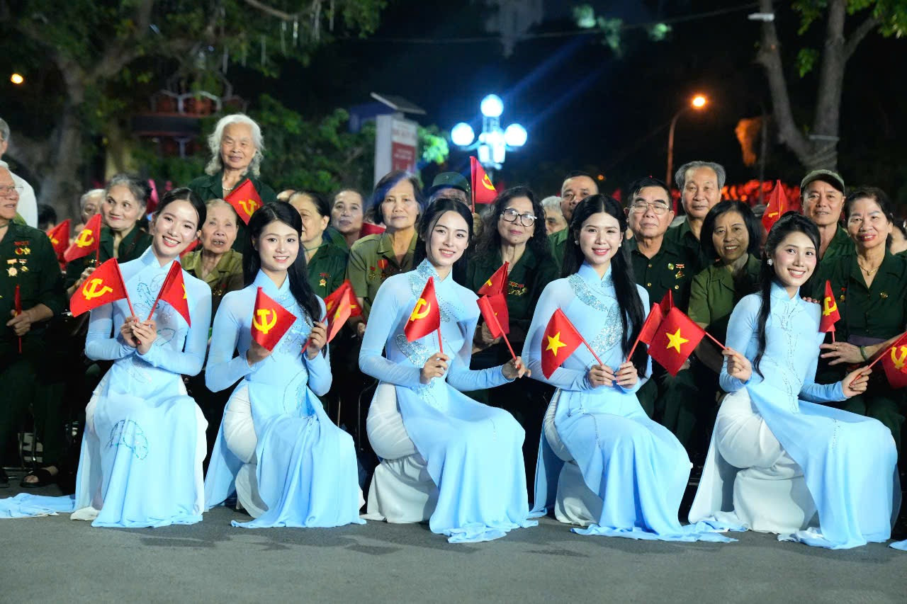 Một số thí sinh của cuộc thi Hoa hậu Việt Nam 2024 vinh dự và tự hào khi góp mặt tại điểm cầu ở Hà Nội - Công viên Thống Nhất. Khánh thành năm 1961, Công viên Thống Nhất là địa danh mang ý nghĩa lịch sử sâu sắc, biểu tượng cho khát vọng hòa bình và thống nhất đất nước của nhân dân Việt Nam.