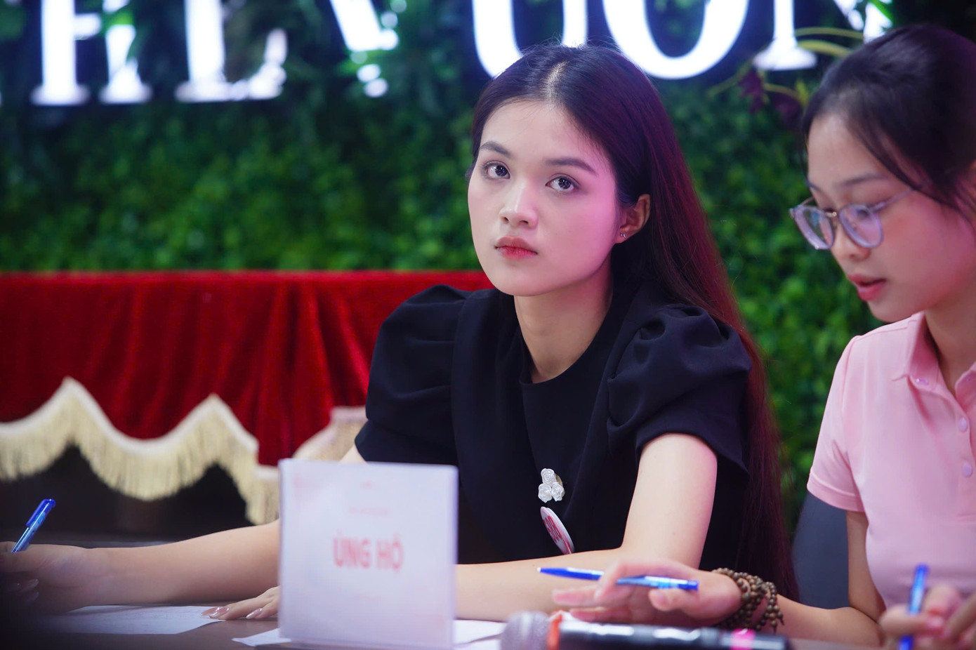 “Khi nói và bảo vệ quan điểm cần sự bình tĩnh. Nếu cảm thấy mất bình tĩnh khi phát biểu hoặc nói trước đám đông nên chậm lại, điều hòa nhịp tim, hơi thở”, Hoa hậu Nguyễn Thị Huyền chia sẻ. “Khi nói và bảo vệ quan điểm cần sự bình tĩnh. Nếu cảm thấy mất bình tĩnh khi phát biểu hoặc nói trước đám đông nên chậm lại, điều hòa nhịp tim, hơi thở”, Hoa hậu Nguyễn Thị Huyền chia sẻ.