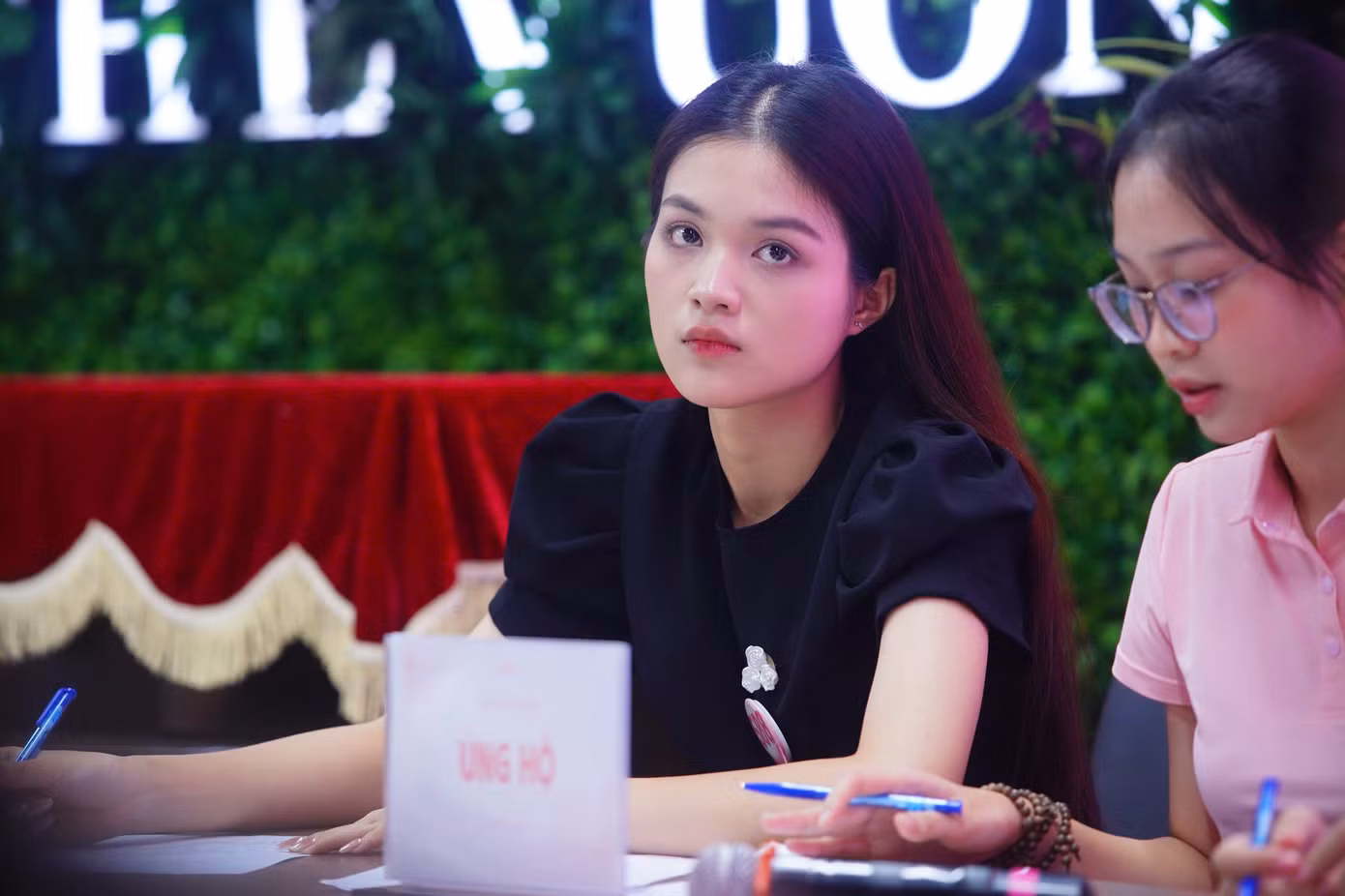 “Khi nói và bảo vệ quan điểm cần sự bình tĩnh. Nếu cảm thấy mất bình tĩnh khi phát biểu hoặc nói trước đám đông nên chậm lại, điều hòa nhịp tim, hơi thở”, Hoa hậu Nguyễn Thị Huyền chia sẻ.