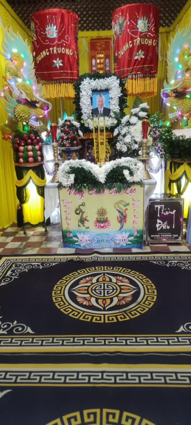 Nghệ sĩ Trần Lượng trong vai sư Thiện Chiếu phim Những nẻo đường phù sa (trái) và hình ảnh lễ tang của nam nghệ sĩ được đạo diễn Trần Ngọc Phong chia sẻ. Nghệ sĩ Trần Lượng trong vai sư Thiện Chiếu phim Những nẻo đường phù sa (trái) và hình ảnh lễ tang của nam nghệ sĩ được đạo diễn Trần Ngọc Phong chia sẻ.