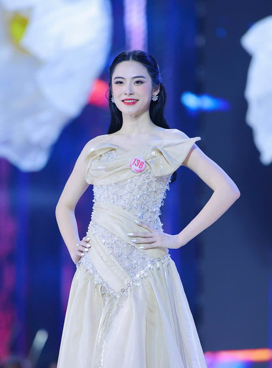 Thí sinh Nguyễn Thị Vân Nhi (136) chọn thiết kế cúp ngực, ôm sát phần eo và tà xuyên thấu. Cô sở hữu chiều cao 1,74 m và số đo ba vòng 80-62-95 cm. Thí sinh Nguyễn Thị Vân Nhi (136) chọn thiết kế cúp ngực, ôm sát phần eo và tà xuyên thấu. Cô sở hữu chiều cao 1,74 m và số đo ba vòng 80-62-95 cm.