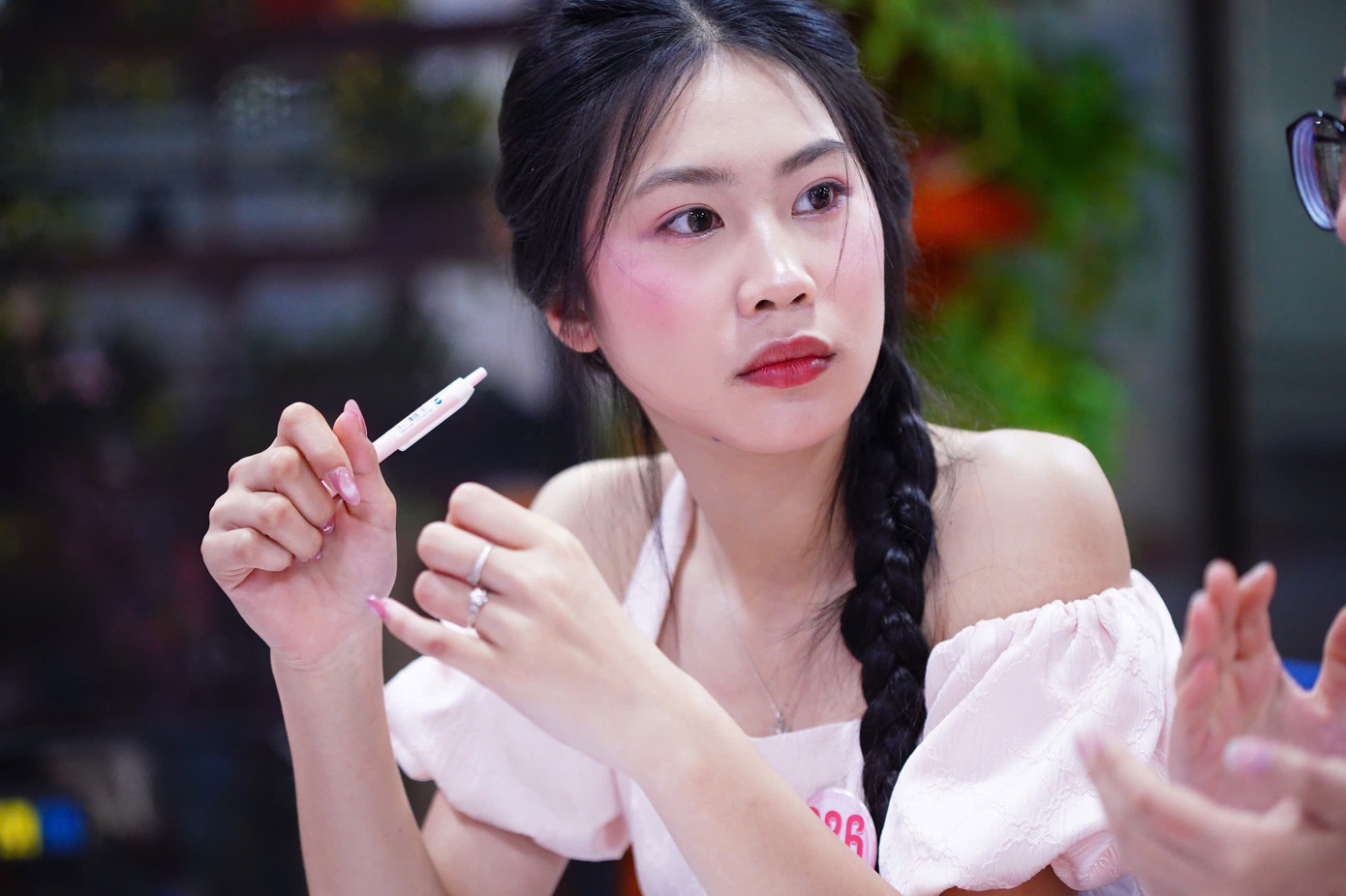 Thu Hằng tự hào khi theo học tại Đại học Kinh tế Quốc dân, cái nôi sản sinh nhiều hoa hậu. Đây cũng là lý do cô quyết định tham gia Hoa hậu Việt Nam. Ngoài sự cố gắng của bản thân, thành công của các đàn chị tạo thêm động lực và quyết tâm cho Thu Hằng.