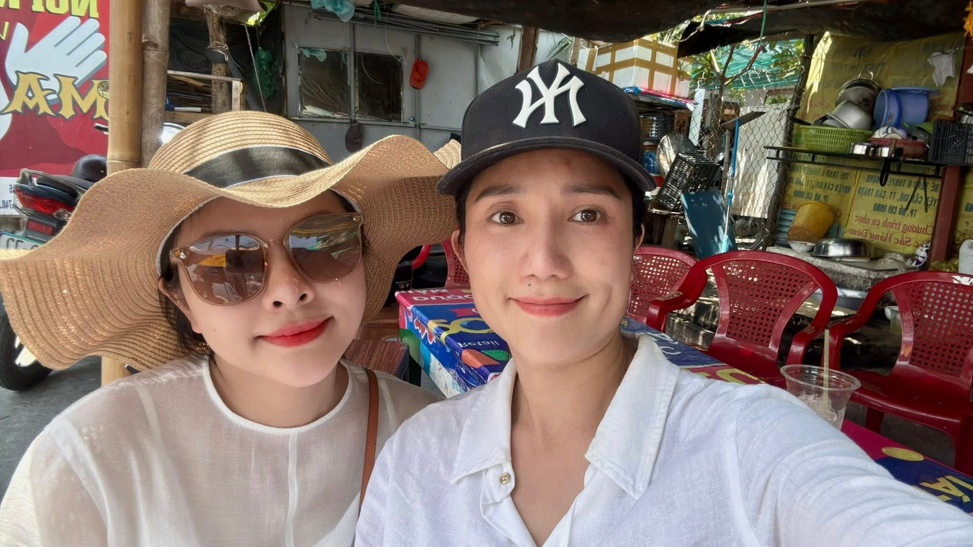 Cát Tường, Vân Trang tới biển Cần Giờ tiễn đưa Quý Bình. Cát Tường, Vân Trang tới biển Cần Giờ tiễn đưa Quý Bình.