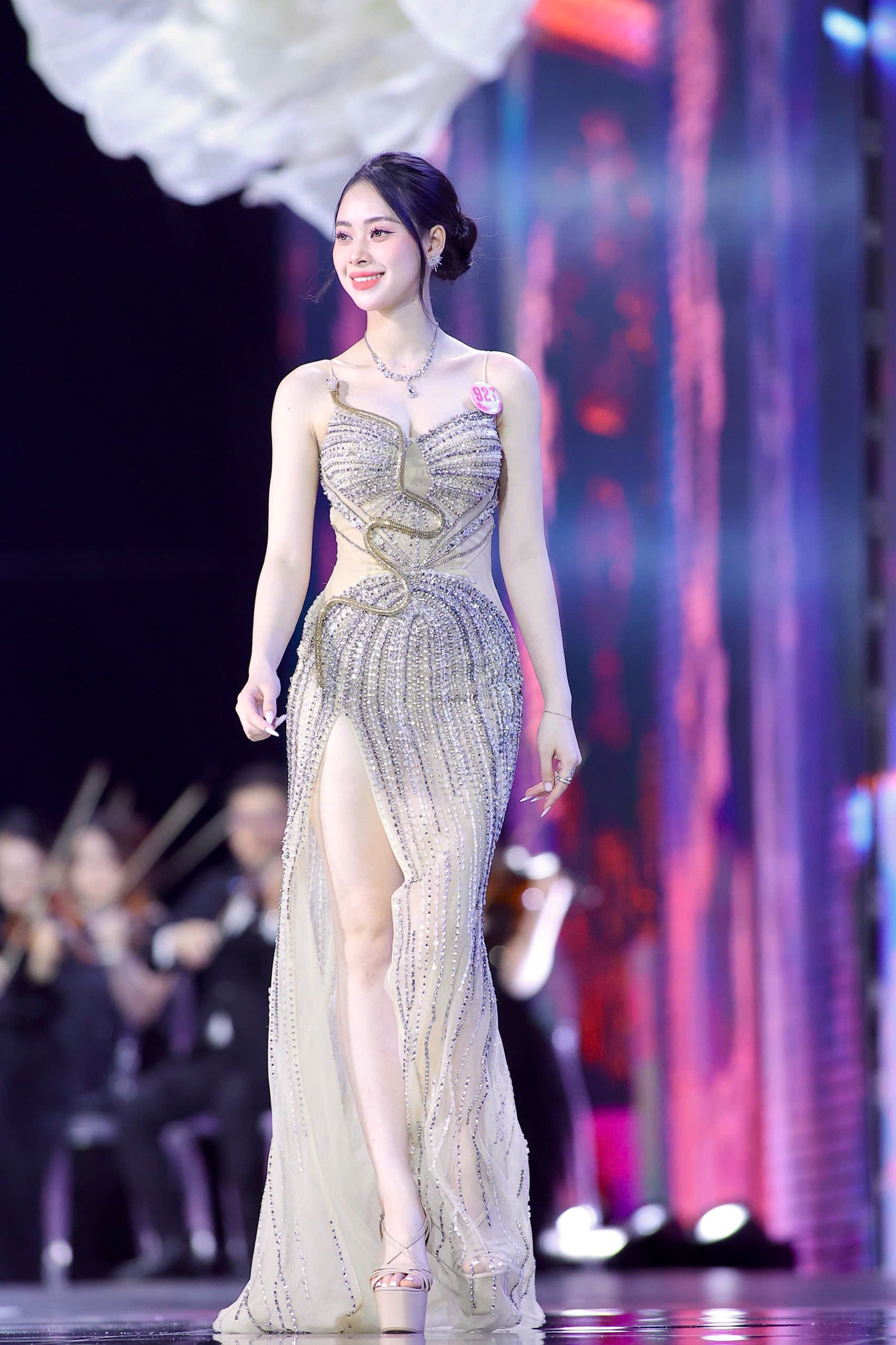 Lê Đoàn Kiều Trinh (927) là một trong những thí sinh có làn da trắng không tì vết ở Hoa hậu Việt Nam 2024. Cô cao 1,68 m, nặng 51 kg, số đo ba vòng 85-62-90 cm. Lê Đoàn Kiều Trinh (927) là một trong những thí sinh có làn da trắng không tì vết ở Hoa hậu Việt Nam 2024. Cô cao 1,68 m, nặng 51 kg, số đo ba vòng 85-62-90 cm.