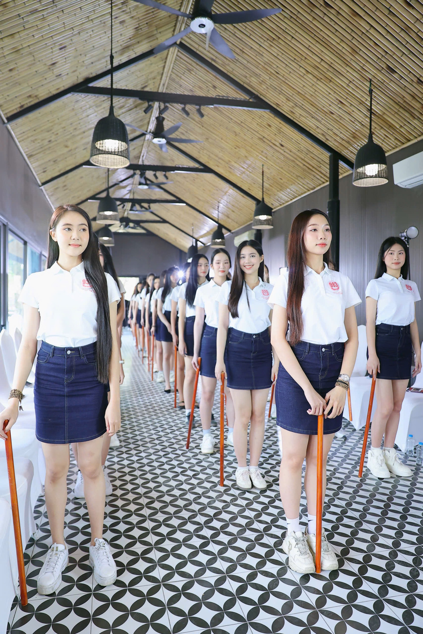 Với thí sinh Lê Thị Mỹ Dung (SBD 934), buổi học phong thái thực sự bổ ích và ý nghĩa. "Tôi đã bỏ túi được nhiều kinh nghiệm để có thể tự tin trình diễn trên sân khấu, làm sao cười, ngồi, đi đứng chuẩn hoa hậu", Mỹ Dung nói.