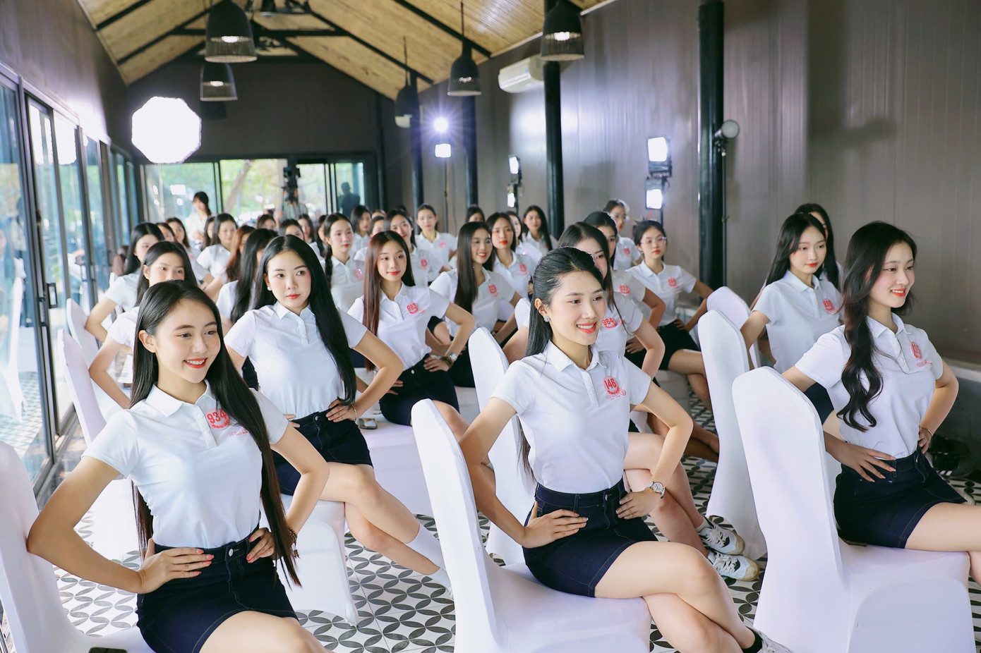 Hoa hậu Việt Nam 2024 đang vào giai đoạn nước rút, chuẩn bị cho đêm chung khảo. Sau chuỗi hành trình tại TPHCM, Huế, Quảng Trị, thí sinh tập trung tại Hà Nội, tham gia các lớp đào tạo chuyên sâu.