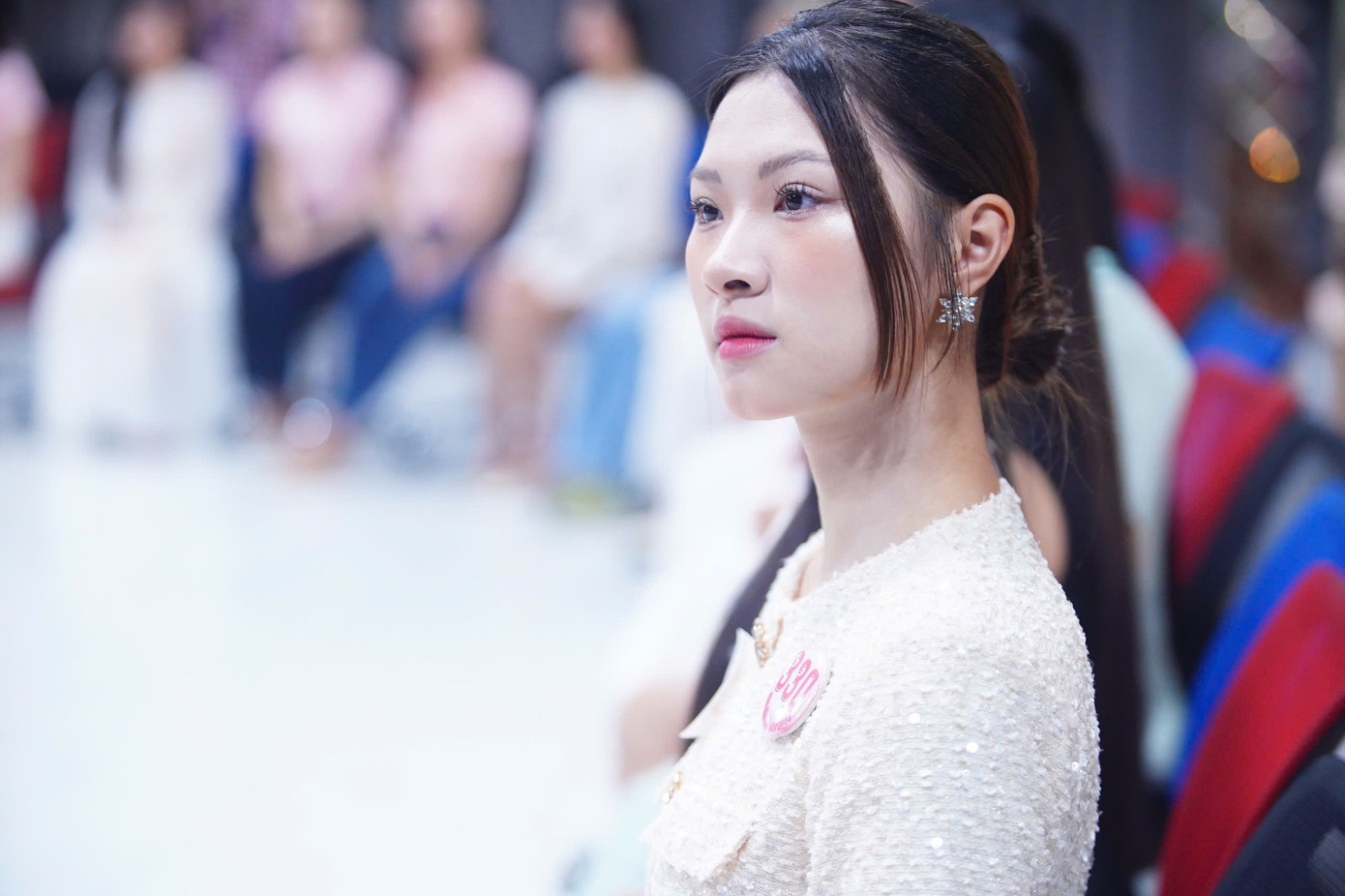 Thí sinh Nguyễn Thu Thảo (SBD 330) chia sẻ cô chưa từng học thanh nhạc nên vô cùng háo hức khi bắt đầu buổi học hôm nay. “Tôi được cô Hiền Anh khen có chất giọng tốt, tự tin và tiếp thu bài nhanh. Cô khuyên tôi có thể luyện tập thêm để theo đuổi con đường âm nhạc chuyên nghiệp”.