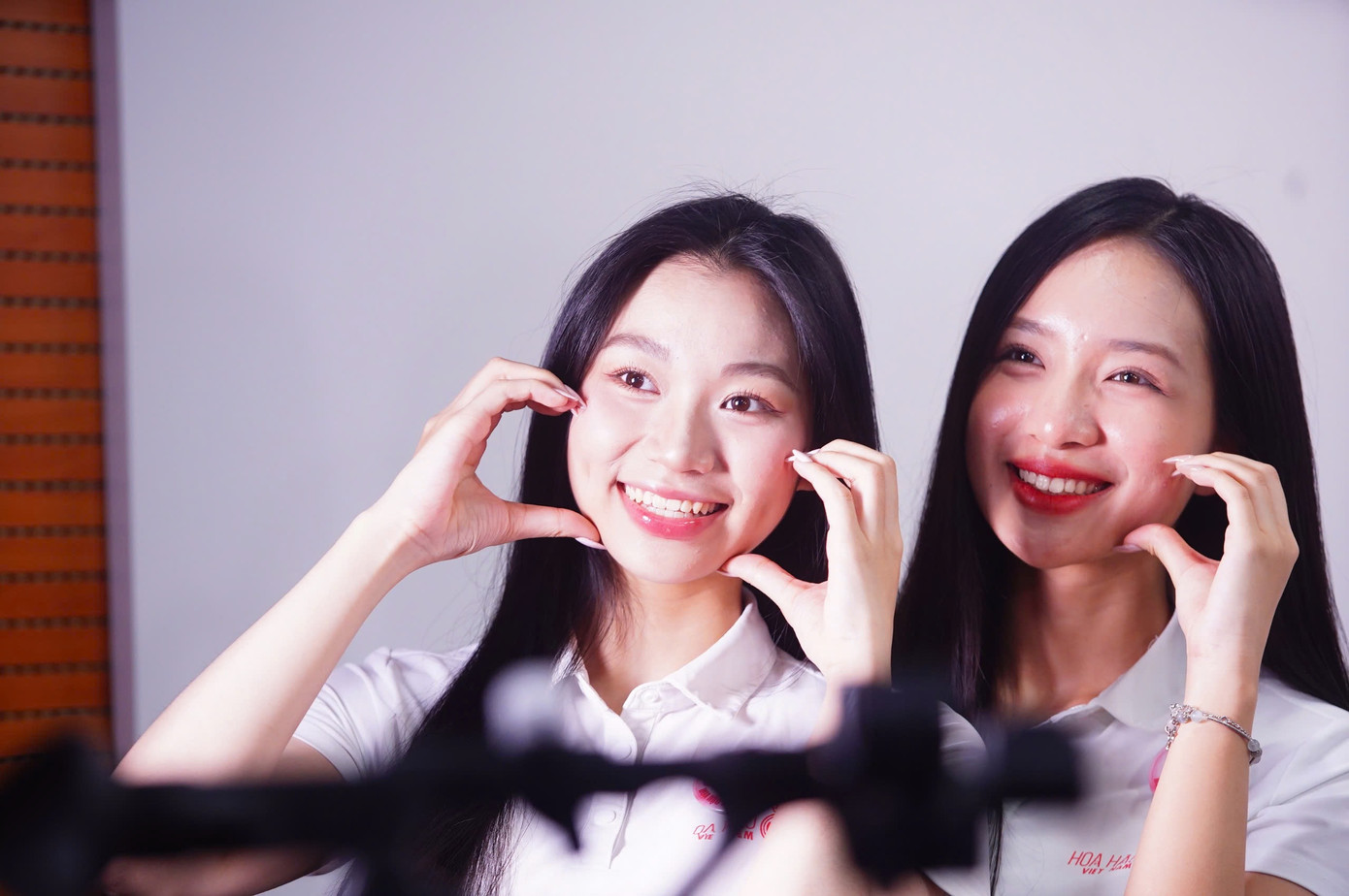 Trước giờ G, Huyền Cơ chia sẻ cô háo hức khi chuẩn bị được đứng chung sân khấu với ca sĩ Bùi Lan Hương trong chung khảo Hoa hậu Việt Nam 2024. “Tôi có cảm giác mình vừa đi thi vừa 'đu idol'. Hy vọng tôi và 41 thí sinh có màn trình diễn bùng nổ”, cô nói.