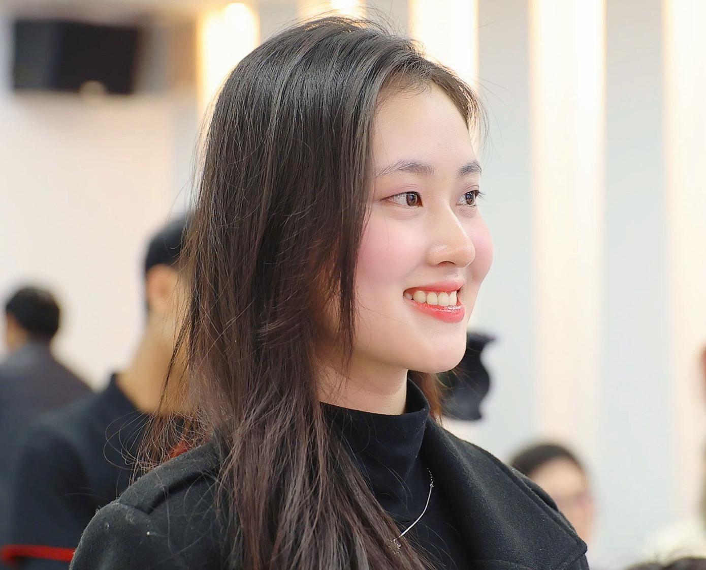 Cũng trong buổi học, MC, BTV Đỗ Ngọc Sơn chỉ ra những hạn chế về khẩu hình, biểu cảm, cách đặt vấn đề... giúp thí sinh Hoa hậu Việt Nam 2024 có thể khắc phục và thay đổi.