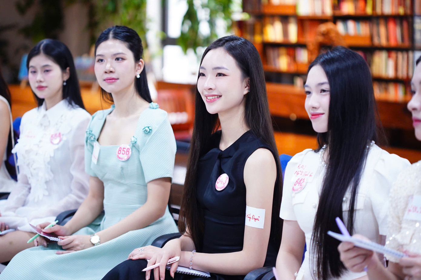 Tại đây, thí sinh được học kỹ thuật lấy hơi từ bụng giúp khai thông khí thở, kết nối năng lượng vũ trụ, luyện thanh để có giọng nói khỏe, truyền cảm, năng lượng tích cực tới người đối diện…