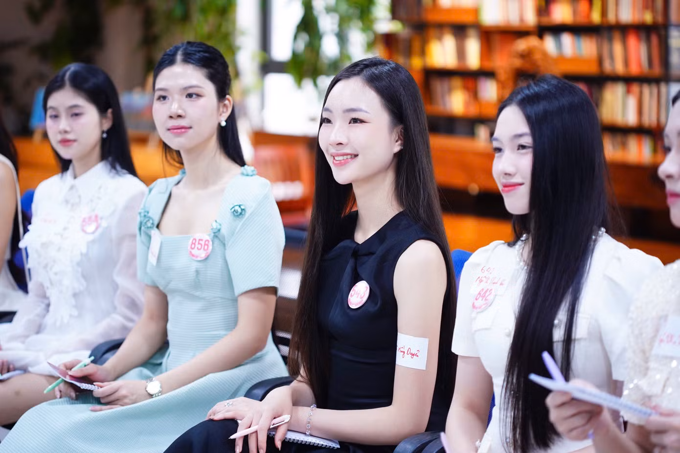 Tại đây, thí sinh được học kỹ thuật lấy hơi từ bụng giúp khai thông khí thở, kết nối năng lượng vũ trụ, luyện thanh để có giọng nói khỏe, truyền cảm, năng lượng tích cực tới người đối diện…