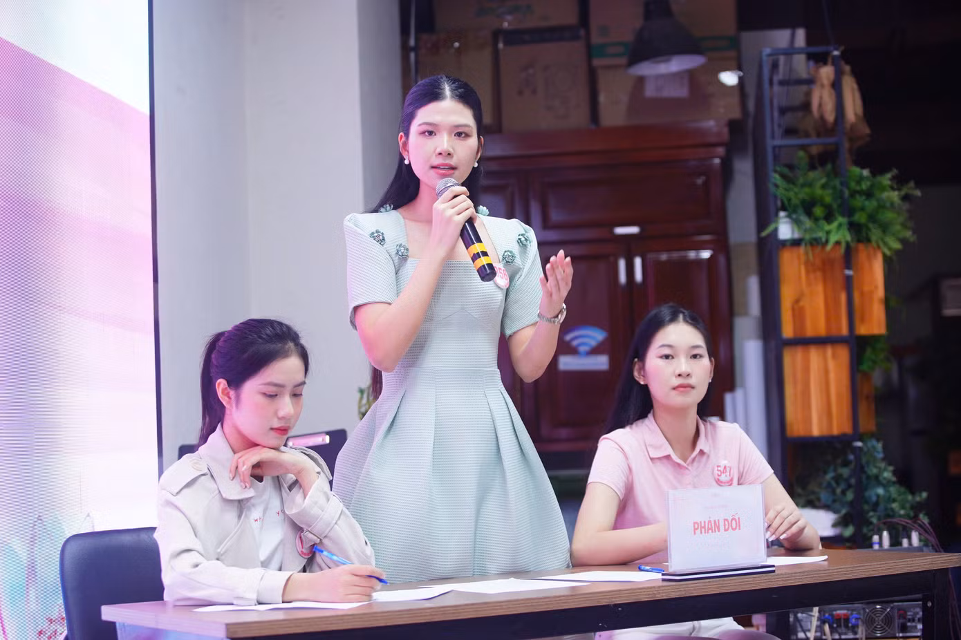 “Các bạn giỏi, tự tin, có kiến thức, có chiều sâu và biết cách thể hiện ra bên ngoài. Vẫn có một số nhược điểm, khiếm khuyết nhưng đó là lý do chúng ta tham gia cuộc thi hôm nay, để cải thiện và trưởng thành hơn từng ngày”, Đỗ Hà nói.