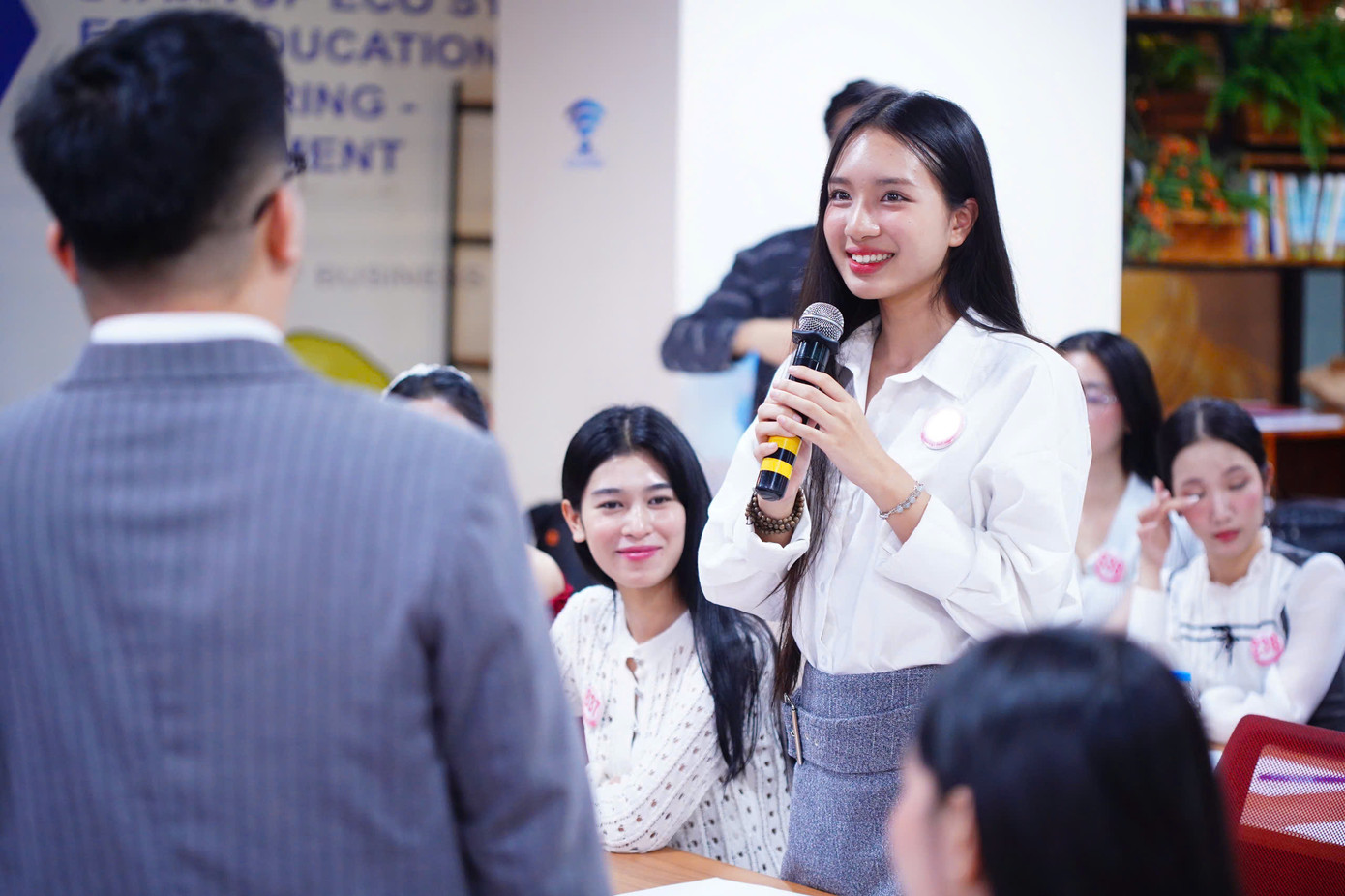 Kết thúc buổi học, tất cả thí sinh thể hiện sự hài lòng với kiến thức mà mình học được cùng những chia sẻ quý báu từ đại diện ban giám khảo cuộc thi. Kết thúc buổi học, tất cả thí sinh thể hiện sự hài lòng với kiến thức mà mình học được cùng những chia sẻ quý báu từ đại diện ban giám khảo cuộc thi.