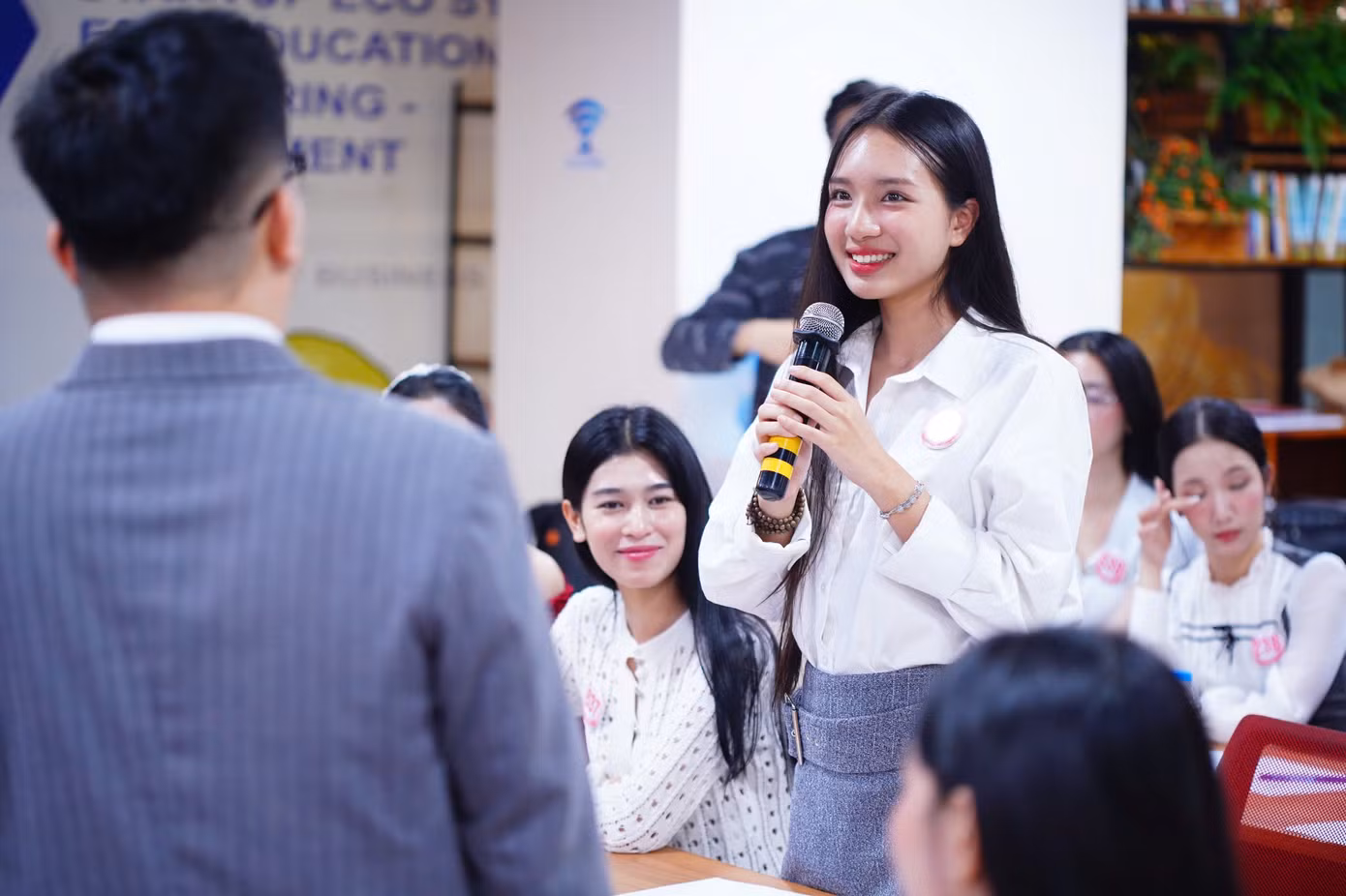 Kết thúc buổi học, tất cả thí sinh thể hiện sự hài lòng với kiến thức mà mình học được cùng những chia sẻ quý báu từ đại diện ban giám khảo cuộc thi.