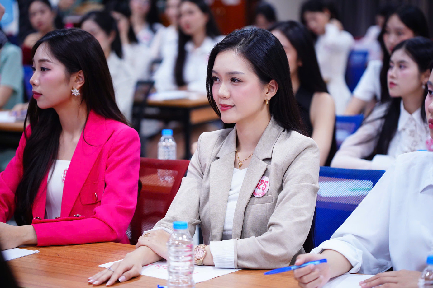 "Cơ hội chạm tay vào vương miện Hoa hậu Việt Nam 2024 được chia đều cho tất cả thí sinh. Chúng tôi được ban tổ chức cho tham gia các lớp học, khóa đào tạo chuyên nghiệp. Điều này không chỉ phục vụ cho các vòng thi, còn tạo hành trang để chúng tôi tự tin, tỏa sáng sau cuộc thi", thí sinh Nguyễn Hoàng Mỹ Vân chia sẻ. "Cơ hội chạm tay vào vương miện Hoa hậu Việt Nam 2024 được chia đều cho tất cả thí sinh. Chúng tôi được ban tổ chức cho tham gia các lớp học, khóa đào tạo chuyên nghiệp. Điều này không chỉ phục vụ cho các vòng thi, còn tạo hành trang để chúng tôi tự tin, tỏa sáng sau cuộc thi", thí sinh Nguyễn Hoàng Mỹ Vân chia sẻ.