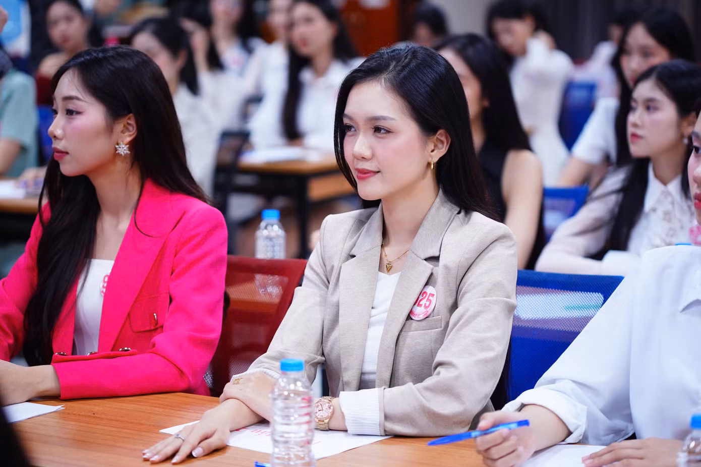 "Cơ hội chạm tay vào vương miện Hoa hậu Việt Nam 2024 được chia đều cho tất cả thí sinh. Chúng tôi được ban tổ chức cho tham gia các lớp học, khóa đào tạo chuyên nghiệp. Điều này không chỉ phục vụ cho các vòng thi, còn tạo hành trang để chúng tôi tự tin, tỏa sáng sau cuộc thi", thí sinh Nguyễn Hoàng Mỹ Vân chia sẻ.