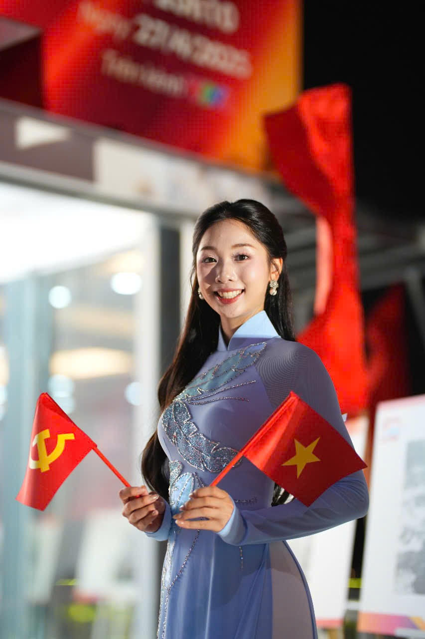 &quot;Yêu nước không phải trào lưu. Yêu nước thông qua hành động thiết thực, yêu nước là học tập tốt, làm việc tốt và tích cực trau dồi, rèn luyện bản thân, xứng đáng với sự hy sinh của thế hệ cha anh đi trước&quot;, thí sinh Phạm Thùy Dương chia sẻ.