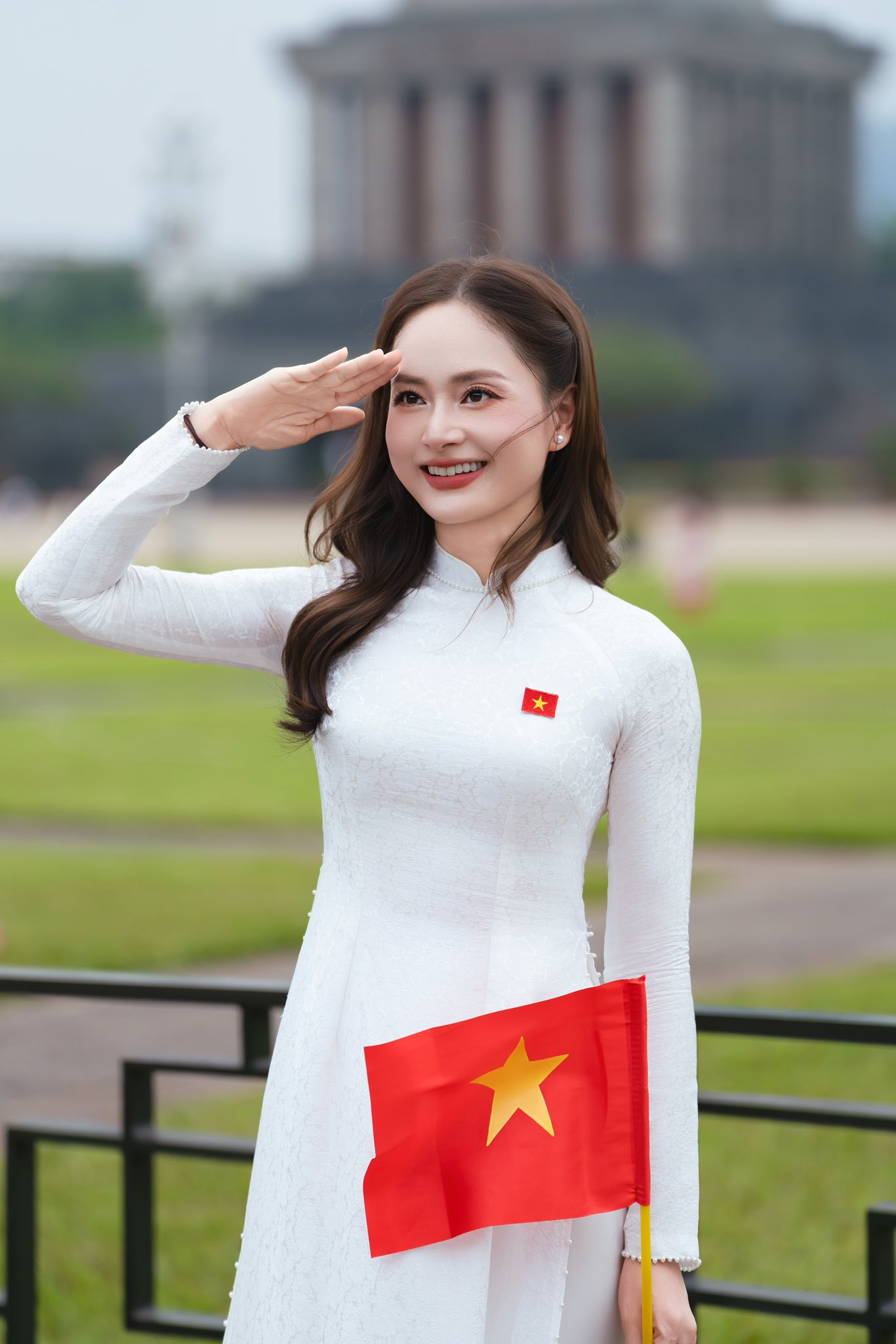 Lan Phương mặc áo dài trắng, trên ngực gắn cờ đỏ sao vàng. Lan Phương sinh con thứ hai vào tháng 3/2024. Thời gian gần đây, Lan Phương xuất hiện nhiều trên các thảm đỏ của sự kiện giải trí nhưng chưa nhận lời mời đóng phim trở lại vì lý do con còn nhỏ. Lan Phương mặc áo dài trắng, trên ngực gắn cờ đỏ sao vàng. Lan Phương sinh con thứ hai vào tháng 3/2024. Thời gian gần đây, Lan Phương xuất hiện nhiều trên các thảm đỏ của sự kiện giải trí nhưng chưa nhận lời mời đóng phim trở lại vì lý do con còn nhỏ.