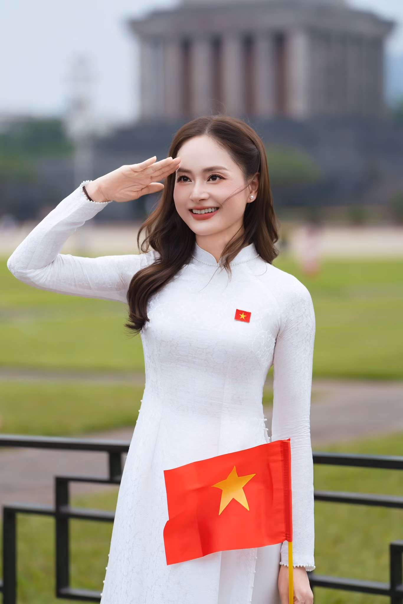 Lan Phương mặc áo dài trắng, trên ngực gắn cờ đỏ sao vàng. Lan Phương sinh con thứ hai vào tháng 3/2024. Thời gian gần đây, Lan Phương xuất hiện nhiều trên các thảm đỏ của sự kiện giải trí nhưng chưa nhận lời mời đóng phim trở lại vì lý do con còn nhỏ. Lan Phương mặc áo dài trắng, trên ngực gắn cờ đỏ sao vàng. Lan Phương sinh con thứ hai vào tháng 3/2024. Thời gian gần đây, Lan Phương xuất hiện nhiều trên các thảm đỏ của sự kiện giải trí nhưng chưa nhận lời mời đóng phim trở lại vì lý do con còn nhỏ.