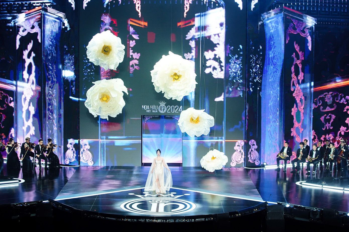 Nhà báo Phùng Công Sưởng – Tổng Biên tập Báo Tiền Phong, Trưởng Ban tổ chức cuộc thi - chia sẻ: “Chúng tôi mong muốn mỗi đêm thi không chỉ là một sự kiện giải trí mà là nơi lan tỏa giá trị văn hóa, tinh thần nhân văn và khơi dậy lòng tự hào dân tộc trong mỗi người dân Việt Nam”. Nhà báo Phùng Công Sưởng – Tổng Biên tập Báo Tiền Phong, Trưởng Ban tổ chức cuộc thi - chia sẻ: “Chúng tôi mong muốn mỗi đêm thi không chỉ là một sự kiện giải trí mà là nơi lan tỏa giá trị văn hóa, tinh thần nhân văn và khơi dậy lòng tự hào dân tộc trong mỗi người dân Việt Nam”.