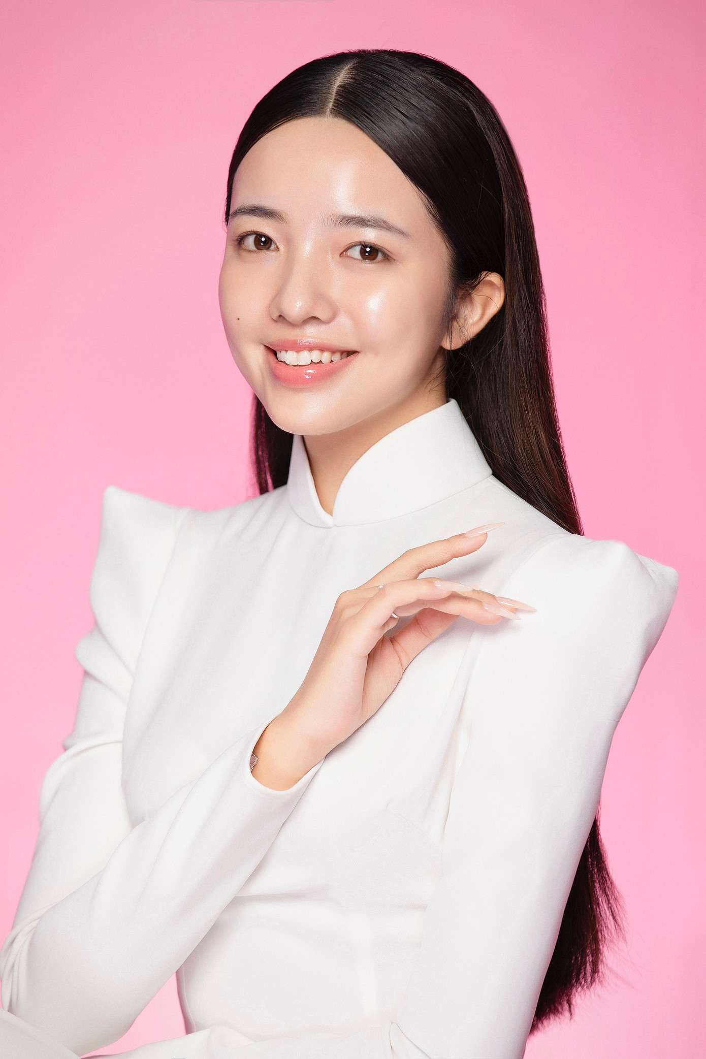 Từ trái qua: Thí sinh Đoàn Thị Diệu Huyền sinh năm 2003 và Võ Thị Thanh Bình sinh năm 2005, cùng đến từ Quảng Trị. Diệu Huyền là sinh viên trường Đại học Công nghệ Thông tin và Truyền thông Việt - Hàn (Đại học Đà Nẵng), từng giành danh hiệu Hoa khôi Miss VKU 2024, Á khôi 2 và Miss Áo dài cuộc thi Đại sứ Sinh viên Đại học Đà Nẵng (Miss & Mr UD) 2024. Thanh Bình là sinh viên trường Đại học Sân khấu Điện ảnh TP.HCM. Cô từng lọt vào top 38 Hoa khôi Sinh viên Việt Nam, top 16 Hoa hậu Du lịch Bản sắc Việt Nam... Từ trái qua: Thí sinh Đoàn Thị Diệu Huyền sinh năm 2003 và Võ Thị Thanh Bình sinh năm 2005, cùng đến từ Quảng Trị. Diệu Huyền là sinh viên trường Đại học Công nghệ Thông tin và Truyền thông Việt - Hàn (Đại học Đà Nẵng), từng giành danh hiệu Hoa khôi Miss VKU 2024, Á khôi 2 và Miss Áo dài cuộc thi Đại sứ Sinh viên Đại học Đà Nẵng (Miss & Mr UD) 2024. Thanh Bình là sinh viên trường Đại học Sân khấu Điện ảnh TP.HCM. Cô từng lọt vào top 38 Hoa khôi Sinh viên Việt Nam, top 16 Hoa hậu Du lịch Bản sắc Việt Nam...