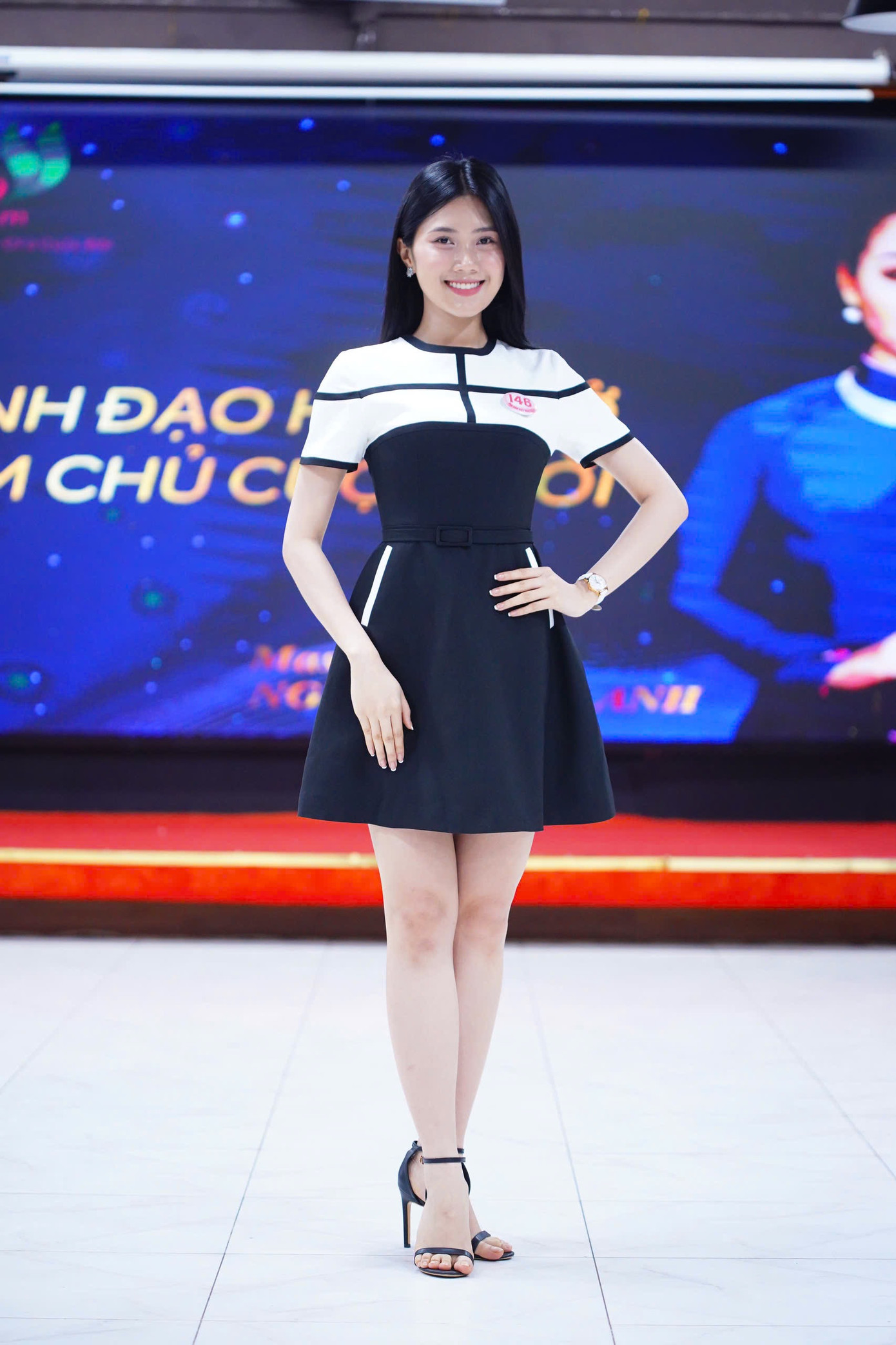 Cô gái đến từ Vĩnh Long cho biết có mẹ và anh trai đến Hà Nội cổ vũ trong đêm chung khảo. “Tôi luôn tự nhủ mình phải cố gắng nhiều hơn nữa để trở thành người có ích, niềm tự hào của cha mẹ và đóng góp cho xã hội. Tôi muốn sống một cuộc đời thật giá trị và có ích”, Bùi Thùy Nhiên chia sẻ.