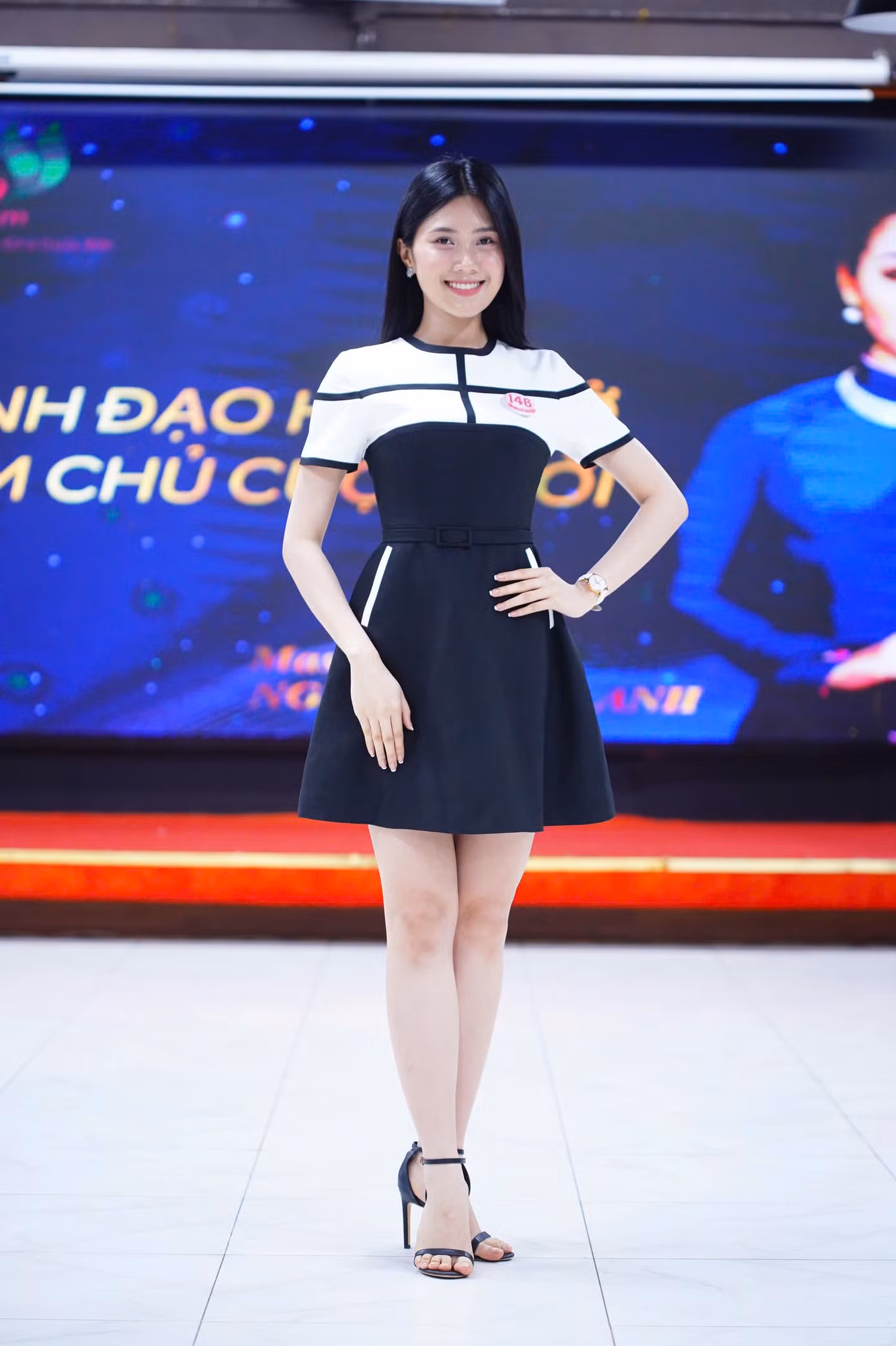 Cô gái đến từ Vĩnh Long cho biết có mẹ và anh trai đến Hà Nội cổ vũ trong đêm chung khảo. “Tôi luôn tự nhủ mình phải cố gắng nhiều hơn nữa để trở thành người có ích, niềm tự hào của cha mẹ và đóng góp cho xã hội. Tôi muốn sống một cuộc đời thật giá trị và có ích”, Bùi Thùy Nhiên chia sẻ.