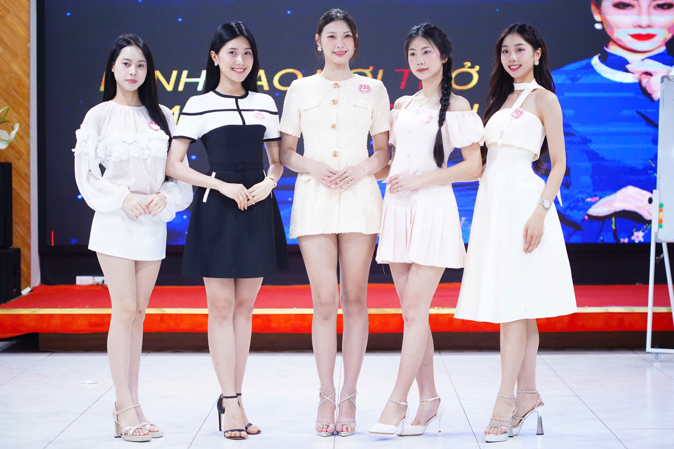 Những năm gần đây, Đại học Kinh tế Quốc dân có nhiều nữ sinh vào top cao các cuộc thi nhan sắc, trong đó có cả hoa hậu và á hậu. Họ là những tấm gương truyền cảm hứng cho sinh viên trong trường nói riêng và giới trẻ nói chung. Họ không chỉ có vẻ đẹp hình thể mà còn đề cao tri thức, lấy việc học làm đầu.