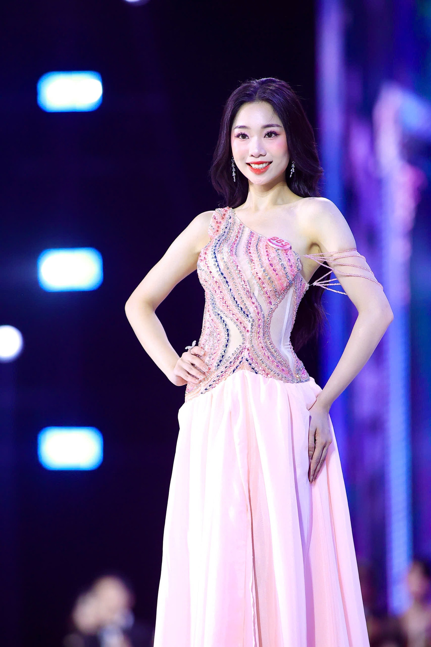 Phạm Thùy Dương (983) gây ấn tượng khi học cùng lúc hai trường đại học là Đại học Ngoại thương và Đại học Kinh tế Quốc dân. Cô cao 1,71 m, nặng 51 kg, số đo ba vòng 73-59-94 cm. Phạm Thùy Dương (983) gây ấn tượng khi học cùng lúc hai trường đại học là Đại học Ngoại thương và Đại học Kinh tế Quốc dân. Cô cao 1,71 m, nặng 51 kg, số đo ba vòng 73-59-94 cm.