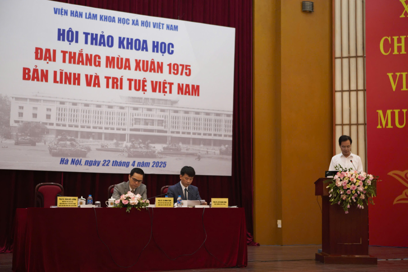 PGS.TS Nguyễn Danh Tiên - Viện trưởng Viện Lịch sử Đảng, Học viện Chính trị quốc gia Hồ Chí Minh - trình bày tham luận tại hội thảo.